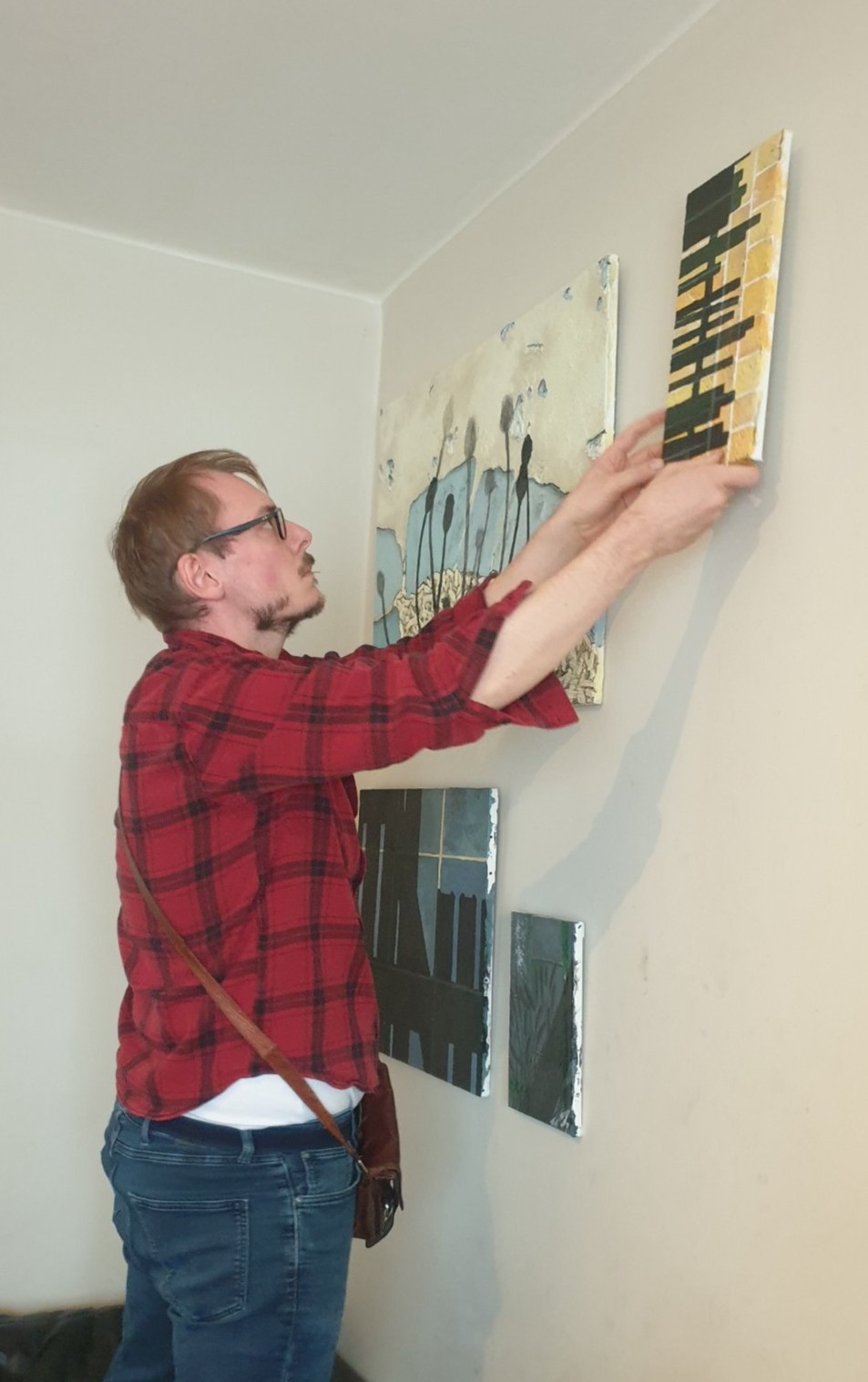 Dans les coulisses de l'exposition : Le travail minutieux de l'accrochage
L'installation de notre exposition collective se poursuit au 22 avenue Armand Huysmans ! Sur cette image, l'artiste belge Raphaël van Keulen (https://dropmuse.art/artiste/vankeulenraphael) est en pleine phase d'accrochage chez SELOSSE ART.
C'est l'étape cruciale où chaque œuvre trouve sa place sur les murs pour créer une harmonie visuelle avant l'ouverture du Parcours d'Artistes d'Ixelles 2026. Raphaël fait partie des 6 artistes talentueux réunis pour cet événement bruxellois incontournable.
📌 Toutes les informations sur l'événement :
https://dropmuse.art/evenement/exposition-collective-de-6-artistes-belges-a-ixelles-bruxelles-parcours-dartistes-2026-selosse-art-2
📍 Découvrir le lieu d'exposition :
https://dropmuse.art/acteur-culturel/selosse-art-centre-culturel-centre-bruxelles

Photographie — Exposition collective de 6 artistes belges à Ixelles, Bruxelles — Parcours d'Artistes 2026, SELOSSE ART — 22 avenue Armand Huysmans — Jérôme Selosse