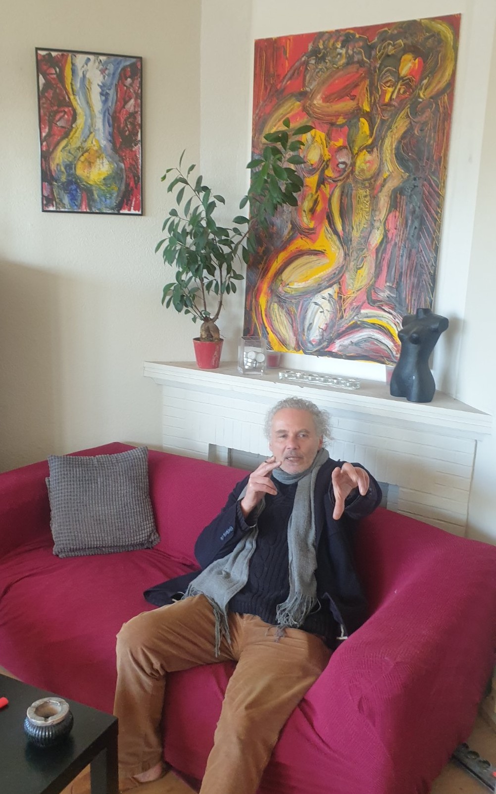 Jérôme Selosse, hôte de l'exposition collective, installé dans le canapé rouge de SELOSSE ART devant ses peintures de nus, à Ixelles.

Écharpe grise, cigarette à la main, Jérôme Selosse explique, le geste vif. Au-dessus de lui, une grande toile : deux corps enlacés en rouge, jaune et noir, au trait nerveux ; à gauche, une silhouette plus petite en jaunes et en bleus. Le peintre et dessinateur bruxellois accueille dans son atelier, avenue Armand Huysmans, cinq artistes belges pour le Parcours d'Artistes d'Ixelles. Chaque jour, il y présente aussi une exposition de dessins en dialogue avec une grande figure : Modigliani le vendredi, Schiele le samedi, Nietzsche le dimanche.

À découvrir chez SELOSSE ART, 22 avenue Armand Huysmans, 1050 Ixelles : vendredi 6 novembre de 18h à 22h, samedi 7 de 12h à 20h, dimanche 8 de 10h à 17h. Entrée libre.

🎨 Jérôme Selosse sur DROPMUSE : https://dropmuse.art/artiste/jerome-selosse-artiste-numerique-dessinateur-bruxelles
🌐 Son site : https://www.selosse.art
📌 L'exposition collective : https://dropmuse.art/evenement/exposition-collective-de-6-artistes-belges-a-ixelles-bruxelles-parcours-dartistes-2026-selosse-art-2
📍 Parcours d'Artistes d'Ixelles 2026 : https://dropmuse.art/evenement/parcours-dartistes-dixelles-2026-ateliers-ouverts-creation-locale-ixelles-ixelles-bruxelles
🏠 Le lieu, SELOSSE ART : https://dropmuse.art/acteur-culturel/selosse-art-centre-culturel-centre-bruxelles