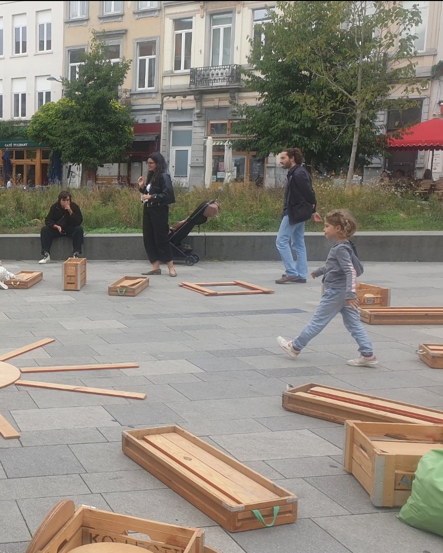 Hier, la Place Fernand Cocq s'est transformée en un immense terrain de jeu créatif pour La Joyeuse Rentrée 2026 ! Entre les superbes installations interactives en bois où chacun pouvait construire son œuvre, et les bacs de craies multicolores, les enfants (et les parents) s'en sont donné à cœur joie. Retour en images sur cette belle journée familiale organisée par KULT XL.

Photographie — La Joyeuse Rentrée 2026 à Ixelles : Festival Culturel Gratuit à la Place Fernand Cocq