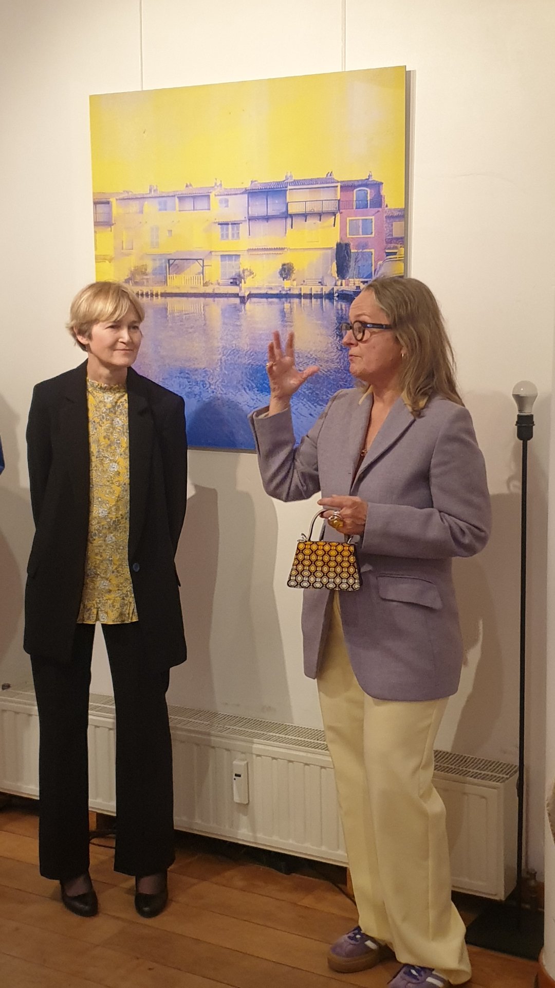 L'artiste peintre Joanna Jankowiak prend la parole lors du vernissage à la galerie Art Base (Bruxelles), aux côtés de la curatrice Emilie Kuczynska Vigalondo. Une prise de parole inspirante où l'artiste partage son processus créatif avec les passionnés d'art contemporain.

Découvrez l'univers de l'artiste sur Instagram : https://www.instagram.com/jandel_joanna/
Galerie Art Base : https://www.art-base.be/ (profil : https://dropmuse.art/acteur-culturel/art-base)
Couverture photographique de l'exposition : https://dropmuse.art/evenement/haz-art-imprevues-art-base-bruxelles-e11c60

Photographie — Exposition « Haz-Art & Imprévues » - L'accident dans l'art à Art base Bruxelles - Bruxelles