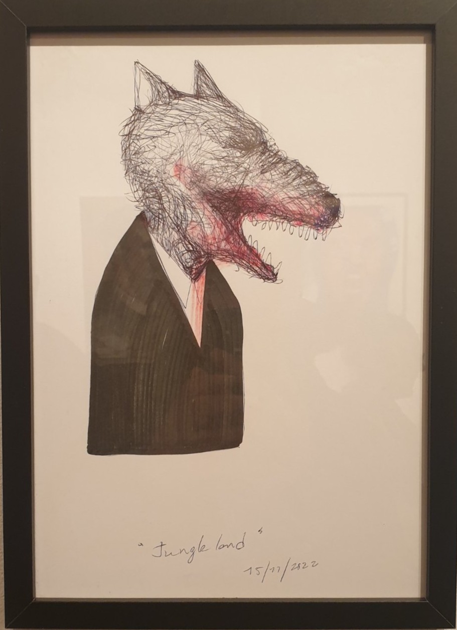 « Jungle land » (2022), dessin au stylo-bille et au marqueur de Renier Semidey : un homme en veston à tête de loup, gueule grande ouverte.

Le veston noir, le col blanc : tous les codes du bureau sont là. Mais à la place du visage, une tête de loup griffonnée au stylo-bille, crocs dehors, rehaussée de rouge. Daté du 15 novembre 2022, ce dessin résume l'idée de « The Working Dead » : derrière la courtoisie professionnelle, la loi de la jungle.

« The Working Dead » de Renier Semidey, jusqu'au 15 novembre 2026 chez Zaza from Brussels, rue Blaes 122, 1000 Bruxelles (Marolles). Le mercredi de 11h à 18h, du jeudi au dimanche de 11h à 19h. Entrée libre.

Voir les liens utiles en bas de la description.

🔗 Pour aller plus loin et soutenir l'art local :
L'exposition « The Working Dead » de Renier Semidey : https://dropmuse.art/evenement/the-working-dead-renier-semidey-zazafrombrussels-bruxelles-a9c827
Renier Semidey sur Instagram : https://www.instagram.com/renier_del_mediodia/
La fiche acteur culturel de Zaza from Brussels : https://dropmuse.art/acteur-culturel/zazafrombrussels
Le site de la galerie : https://zazafrombrussels.com/
Suivre la galerie sur Instagram : https://www.instagram.com/zazafrombrussels/
La galerie sur Facebook : https://www.facebook.com/GalerieZazafromBrussels/
Retrouvez toute l'actualité culturelle sur DROPMUSE : https://dropmuse.art/