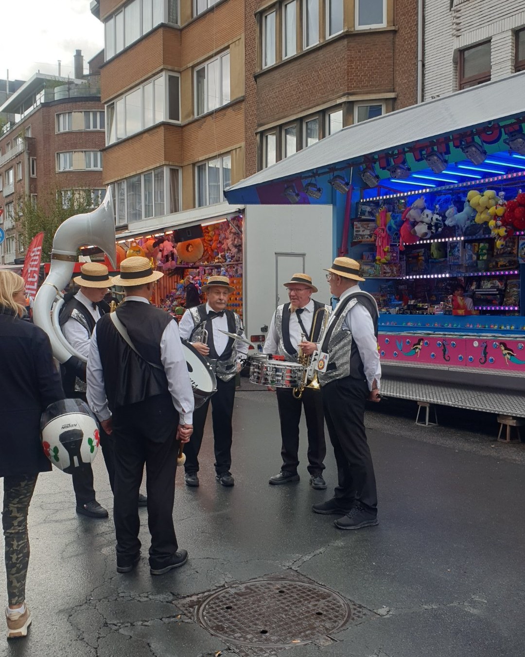 Ce week-end, le quartier du Cimetière d'Ixelles et du campus de l'ULB s'est transformé pour l'édition 2026 de la mythique Grande Braderie ! J'ai dégainé mon application Here pour capturer cette ambiance unique où tout se mélange : la nostalgie des manèges, la convivialité des grandes tablées, la joie communicative des fanfares déambulatoires et l'énergie des concerts live en pleine rue. Une vraie fête de quartier comme on les aime à Bruxelles. Swipez pour plonger dans l'effervescence de cette journée !

Photographie — Braderie d'Ixelles, ULB - Campus Solbosch, Bâtiment S