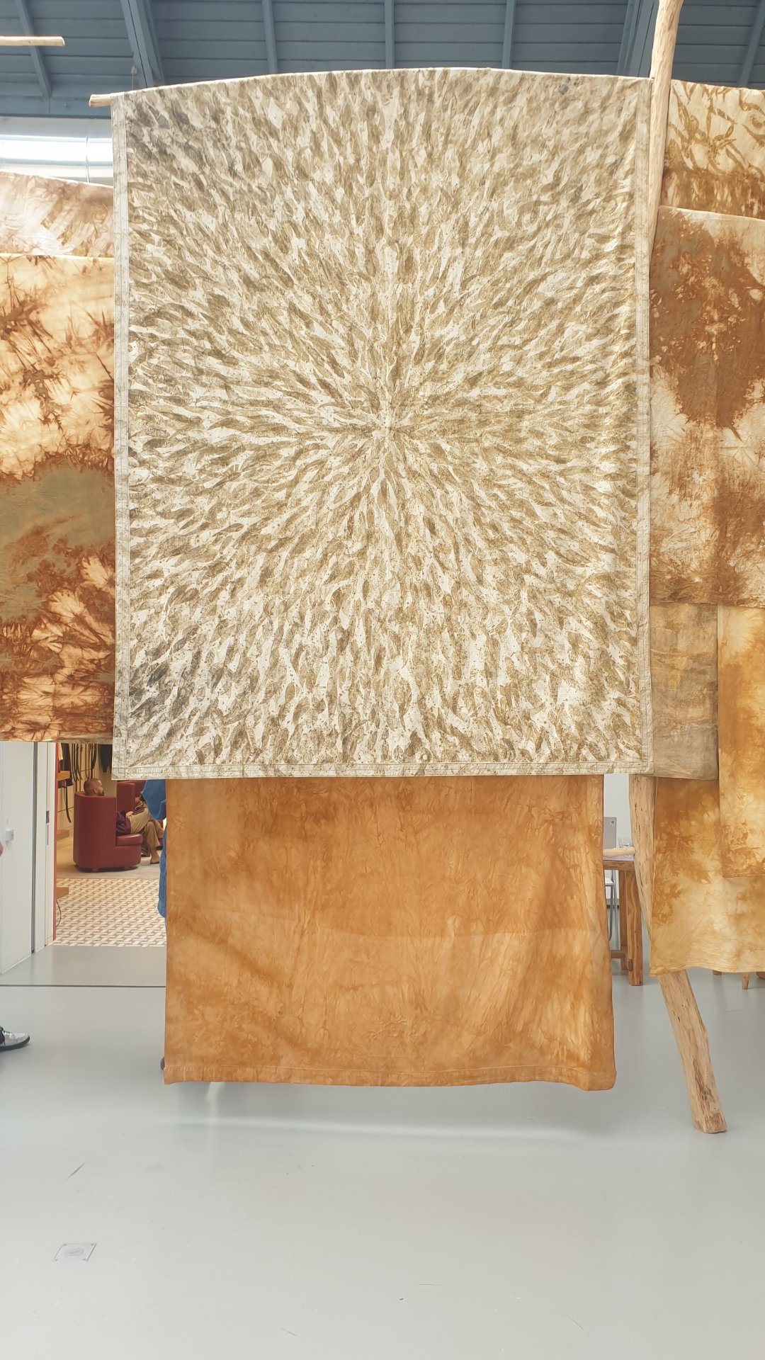 Fasciné par les jeux de textures et de matérialités à La Verrière ! De la céramique émaillée aux applications de grès cru, chaque surface accroche la lumière et révèle le processus créatif des artistes. Ce focus sur la matière est au cœur de l'approche plurielle défendue par le commissaire Joël Riff.

📍 Retrouvez cet événement sur Dropmuse : https://dropmuse.art/evenement/ilemerfroid-with-richard-dewar-daniel-dewar-gregor-la-verriere-bruxelles-fe74f4
🏛️ Découvrez l'espace La Verrière : https://dropmuse.art/acteur-culturel/la-verriere
ℹ️ Le projet détaillé « Elle/Terre/Chaude » : https://www.fondationdentreprisehermes.org/fr/projet/elleterrechaude-la-verriere
🌐 Site officiel de la Fondation Hermès : https://www.fondationdentreprisehermes.org/fr

Photographie — Île/Mer/Froid with Richard Dewar, Daniel Dewar & Gregory Gicquel, Philippe Godderidge, Marianne Marić, Julien Meert - La verriere Bruxelles, La Verrière, Bruxelles