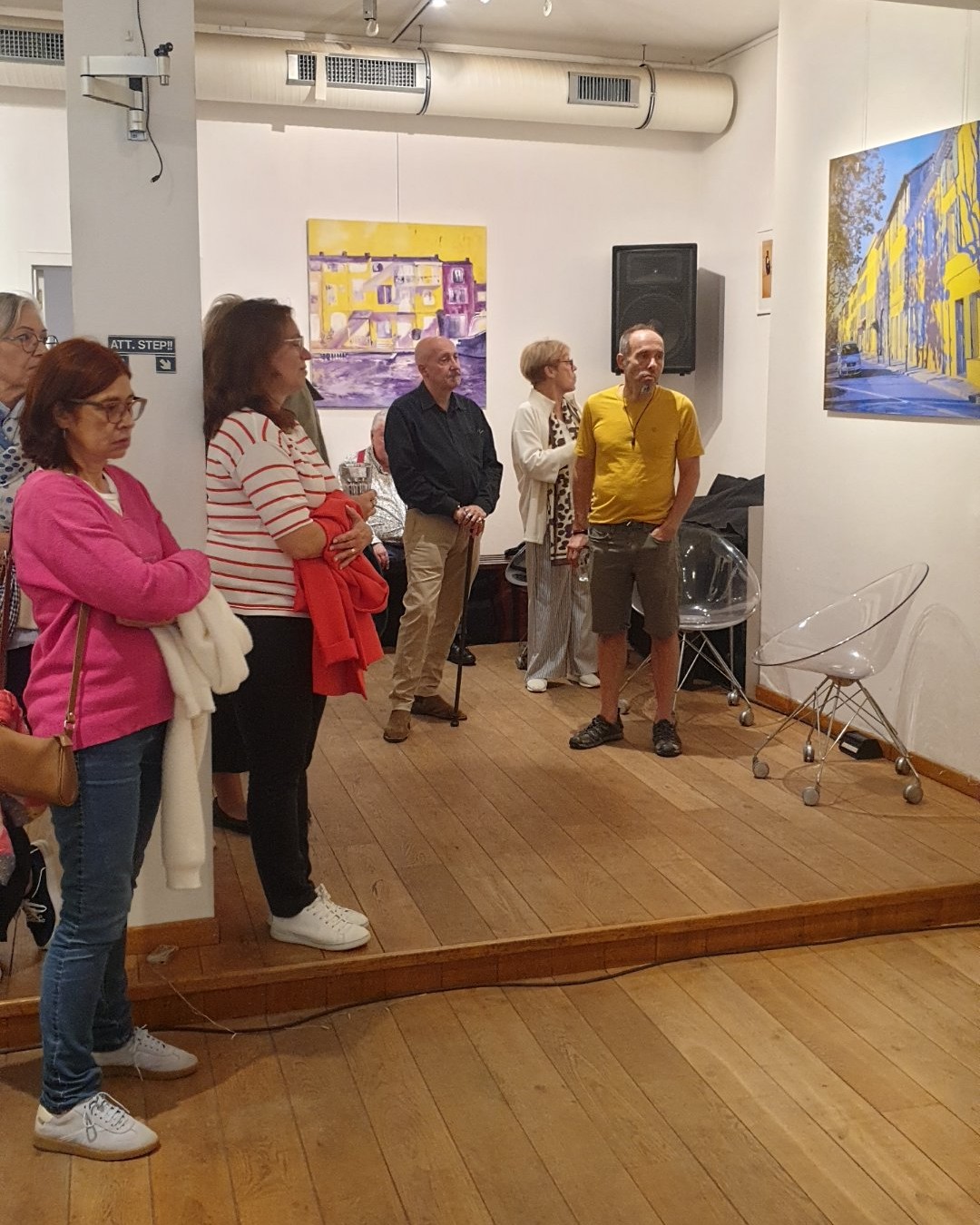 Le cadre chaleureux de la galerie Art Base offre un écrin parfait pour les rencontres culturelles bruxelloises. Le public, venu en nombre, écoute attentivement la présentation de l'exposition « Haz-Art & Imprévues ». Un espace convivial dédié à l'art contemporain qui rassemble passionnés et créateurs autour de la peinture, du collage et de la photographie.

Événement couvert par Dropmuse, à retrouver ici : https://dropmuse.art/evenement/haz-art-imprevues-art-base-bruxelles-e11c60

Découvrez l'espace culturel Art Base : https://dropmuse.art/acteur-culturel/art-base et leur site web https://www.art-base.be/

Photographie — Exposition « Haz-Art & Imprévues » - L'accident dans l'art à Art base Bruxelles - Bruxelles