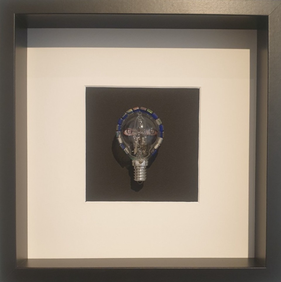 Le regard est au centre de l'œuvre d'Éric Schmickrath. Comme le prouve cette création singulière exposée à la Hôte Gallery, l'artiste bruxellois d'adoption cherche avant tout à susciter l'émotion et à donner vie à une présence. À l'opposé d'un monde saturé d'images, il défend ici un art lent et contemplatif, où une simple ampoule se métamorphose en un visage poétique et interrogateur. Une magnifique découverte de l'exposition collective "Copy/Paste".
Voir les liens utiles en bas de la description.

Pour tout savoir sur l'exposition et soutenir les artistes locaux :
Découvrez le profil complet de l'artiste plasticien Éric Schmickrath : https://dropmuse.art/artiste/eric-schmickrath-plasticien-bruxelles
Toutes les infos sur l'événement "Copy/Paste" à la Hôte Gallery (jusqu'au 2 novembre 2026) : https://dropmuse.art/evenement/copypaste-hote-gallery-203-rue-haute-1000-bruxelles
Suivez le travail photographique de Massimo Bortolini : https://www.instagram.com/bortolinimassimo/
Explorez l'univers de Radboud Kuypers : https://radboud.art
Le reportage est signé Jérôme Selosse pour Dropmuse, la plateforme de la culture locale : https://www.dropmuse.art

Photographie — Copy/Paste, Hôte Gallery, Bruxelles