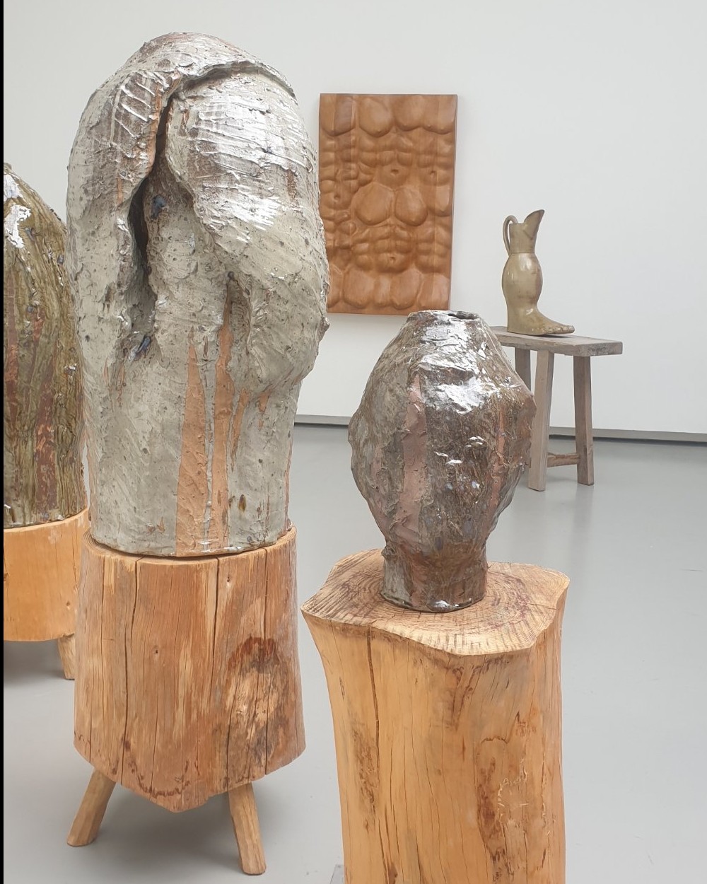 Contraste saisissant entre l'émail de la céramique et la rudesse du bois brut. Ces œuvres sculpturales illustrent le dialogue permanent entre les artistes invités (dont les potiers et sculpteurs) et la démarche du duo Île/Mer/Froid. Un retour aux sources de l'artisanat sublimé par la lumière naturelle de la Fondation d'entreprise Hermès.

📍 Retrouvez cet événement sur Dropmuse : https://dropmuse.art/evenement/ilemerfroid-with-richard-dewar-daniel-dewar-gregor-la-verriere-bruxelles-fe74f4
🏛️ Découvrez l'espace La Verrière : https://dropmuse.art/acteur-culturel/la-verriere
ℹ️ Le projet détaillé « Elle/Terre/Chaude » : https://www.fondationdentreprisehermes.org/fr/projet/elleterrechaude-la-verriere
🌐 Site officiel de la Fondation Hermès : https://www.fondationdentreprisehermes.org/fr

Photographie — Île/Mer/Froid with Richard Dewar, Daniel Dewar & Gregory Gicquel, Philippe Godderidge, Marianne Marić, Julien Meert - La verriere Bruxelles, La Verrière, Bruxelles