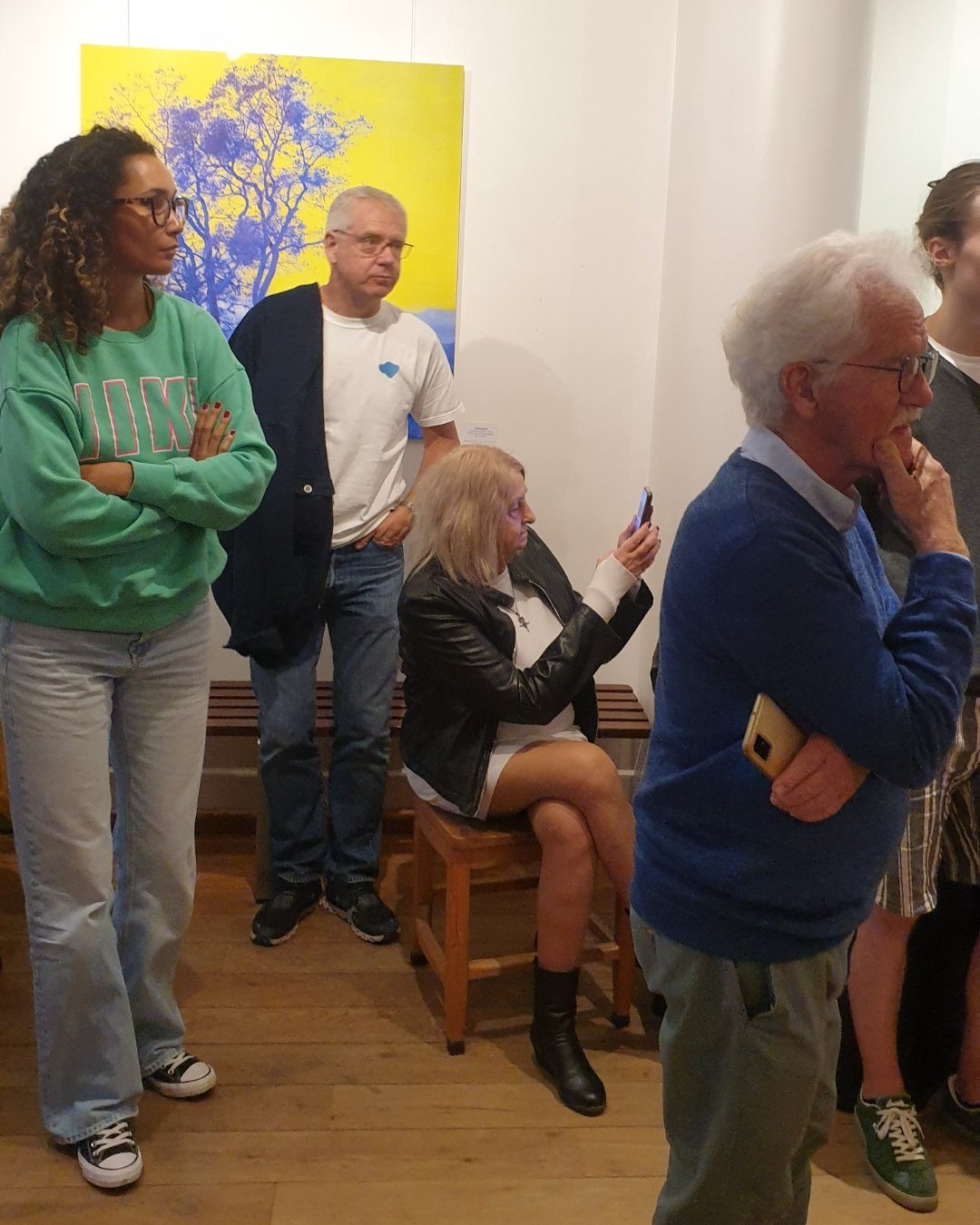 Le public bruxellois est captivé par le discours de la curatrice Emilie Kuczynska Vigalondo et des artistes lors du vernissage de l'exposition « Haz-Art & Imprévues - L'accident dans l'art ». On y aperçoit notamment l'artiste photographe Josette Selosse immortalisant l'instant. Une belle affluence pour célébrer la peinture, la photographie et le collage à Bruxelles.

Événement couvert par Dropmuse, à retrouver ici : https://dropmuse.art/evenement/haz-art-imprevues-art-base-bruxelles-e11c60
Découvrez l'espace culturel Art Base : https://dropmuse.art/acteur-culturel/art-base et https://www.art-base.be/

Photographie — Exposition « Haz-Art & Imprévues » - L'accident dans l'art à Art base Bruxelles - Bruxelles