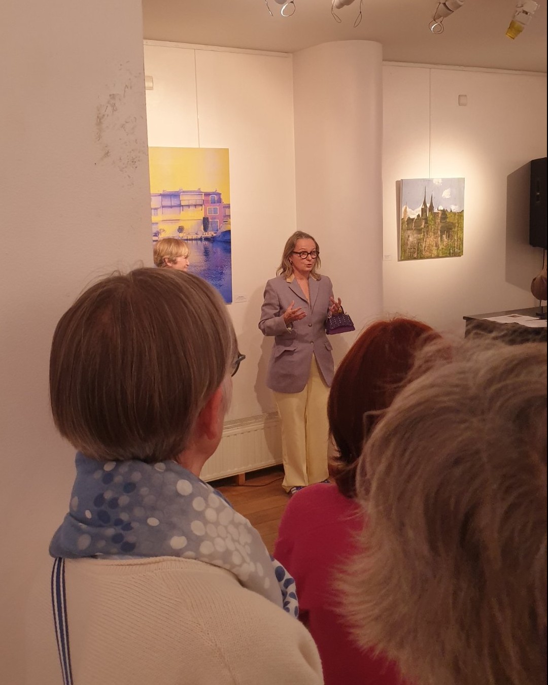 Au cours du vernissage de l'exposition « Haz-Art & Imprévues », la peintre Patrick Delcol a pris la parole pour partager sa démarche créative avec le public. Une intervention passionnante sur "l'accident dans l'art", animée aux côtés de la curatrice Emilie Kuczynska Vigalondo, dans le cadre intimiste de la galerie Art Base. Revivez cet échange artistique marquant de la scène culturelle bruxelloise à travers notre reportage.

Suivez le travail de l'artiste sur Instagram : https://www.instagram.com/pat.delcol/
Retrouvez l'intégralité de ce reportage photo sur l'événement : https://dropmuse.art/evenement/haz-art-imprevues-art-base-bruxelles-e11c60
Découvrez le lieu de l'exposition : https://dropmuse.art/acteur-culturel/art-base et le site officiel de la galerie https://www.art-base.be/

Photographie — Exposition « Haz-Art & Imprévues » - L'accident dans l'art à Art base Bruxelles - Bruxelles