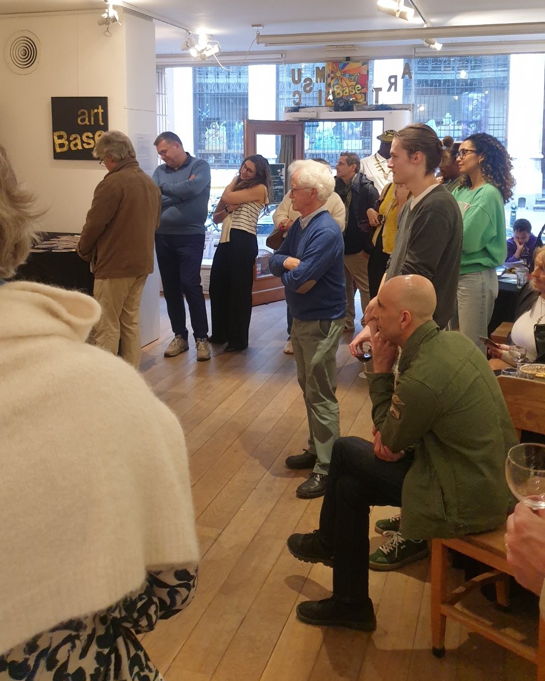 Les soirées de vernissage à Bruxelles sont toujours propices au croisement des talents ! Parmi le public attentif de la galerie Art Base, on retrouve l'artiste Hicham, venu soutenir et découvrir les œuvres de l'exposition « Haz-Art & Imprévues - L'accident dans l'art ». Un beau moment de partage et de curiosité entre créateurs, immortalisé par notre reportage photo.

Découvrez le profil et l'univers de l'artiste Hicham sur Dropmuse : https://dropmuse.art/artiste/hichamms

Retrouvez l'intégralité du reportage sur l'événement : https://dropmuse.art/evenement/haz-art-imprevues-art-base-bruxelles-e11c60

Découvrez le lieu de l'exposition : https://dropmuse.art/acteur-culturel/art-base et https://www.art-base.be/

Photographie — Exposition « Haz-Art & Imprévues » - L'accident dans l'art à Art base Bruxelles - Bruxelles