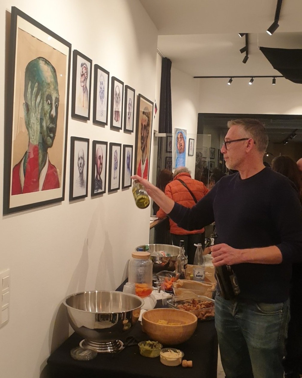 Bouteille à la main, le galeriste de Zaza from Brussels sert les invités du vernissage de « The Working Dead », sous les portraits de Renier Semidey.

À côté du buffet, une grande tête verte aux yeux exorbités, la main sur la joue, et une série de petits portraits au stylo-bille : l'accrochage de Renier Semidey occupe tout le mur. Chez Zaza from Brussels, l'accueil fait partie de l'exposition.

« The Working Dead » de Renier Semidey, jusqu'au 15 novembre 2026 chez Zaza from Brussels, rue Blaes 122, 1000 Bruxelles (Marolles). Le mercredi de 11h à 18h, du jeudi au dimanche de 11h à 19h. Entrée libre.

Voir les liens utiles en bas de la description.

🔗 Pour aller plus loin et soutenir l'art local :
L'exposition « The Working Dead » de Renier Semidey : https://dropmuse.art/evenement/the-working-dead-renier-semidey-zazafrombrussels-bruxelles-a9c827
Renier Semidey sur Instagram : https://www.instagram.com/renier_del_mediodia/
La fiche acteur culturel de Zaza from Brussels : https://dropmuse.art/acteur-culturel/zazafrombrussels
Le site de la galerie : https://zazafrombrussels.com/
Suivre la galerie sur Instagram : https://www.instagram.com/zazafrombrussels/
La galerie sur Facebook : https://www.facebook.com/GalerieZazafromBrussels/
Retrouvez toute l'actualité culturelle sur DROPMUSE : https://dropmuse.art/
