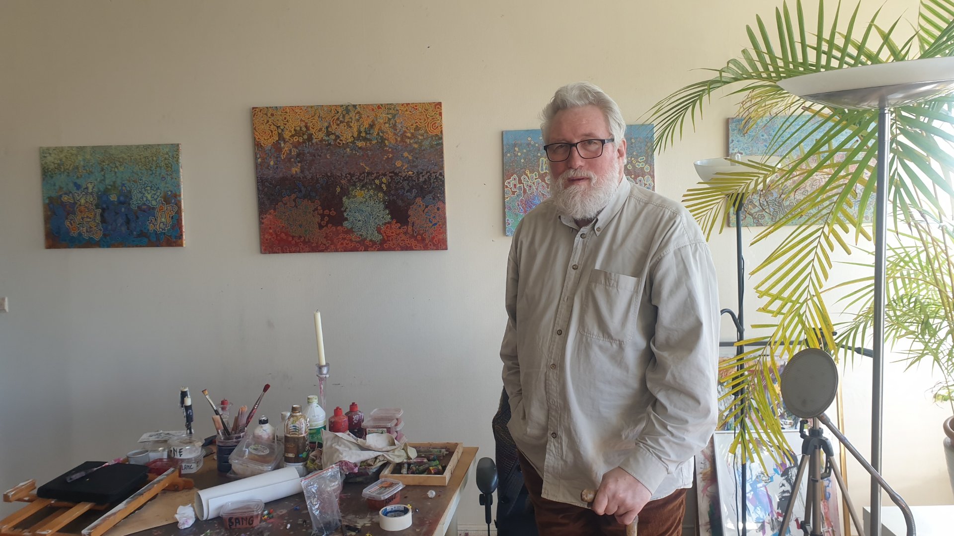 Le peintre Boris Mestchersky dans l'atelier SELOSSE ART, devant trois de ses toiles — Jérôme Selosse