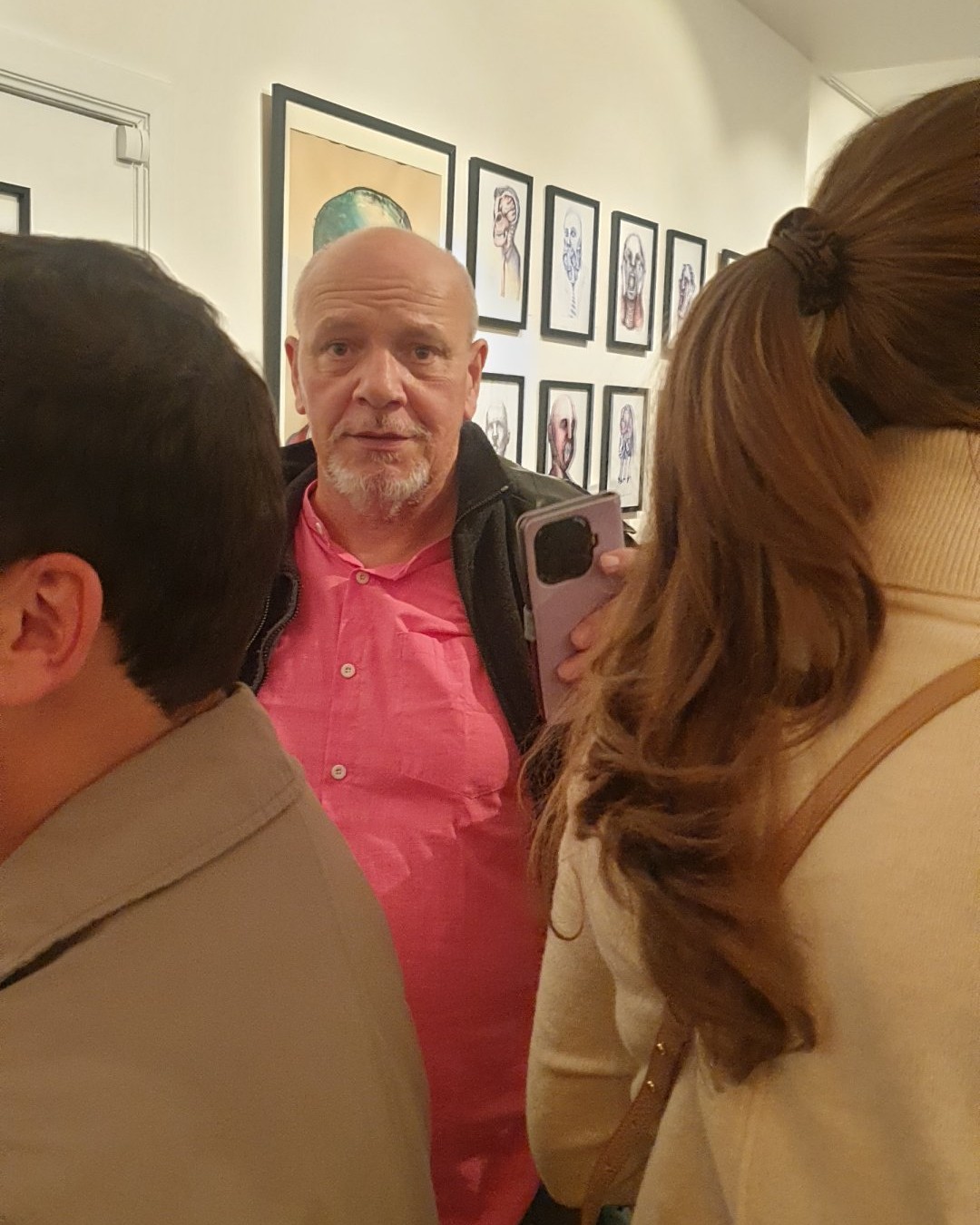 Le photographe et vidéaste Leo Sélian au vernissage de « The Working Dead » de Renier Semidey, chez Zaza from Brussels.

Chemise rose et regard direct, Leo Sélian couvrait lui aussi le vernissage : ses propres images de la galerie sont à retrouver sur DROPMUSE. Photographe franco-belge, il crée une photographie d'art à la croisée de l'abstraction, du portrait et du symbolisme floral.

« The Working Dead » de Renier Semidey, jusqu'au 15 novembre 2026 chez Zaza from Brussels, rue Blaes 122, 1000 Bruxelles (Marolles). Le mercredi de 11h à 18h, du jeudi au dimanche de 11h à 19h. Entrée libre.

Voir les liens utiles en bas de la description.

🔗 Pour aller plus loin et soutenir l'art local :
Le photographe Leo Sélian sur DROPMUSE : https://dropmuse.art/artiste/leo-selian-photographe-videaste-bruxelles
L'exposition « The Working Dead » de Renier Semidey : https://dropmuse.art/evenement/the-working-dead-renier-semidey-zazafrombrussels-bruxelles-a9c827
La fiche acteur culturel de Zaza from Brussels : https://dropmuse.art/acteur-culturel/zazafrombrussels
Le site de la galerie : https://zazafrombrussels.com/
Suivre la galerie sur Instagram : https://www.instagram.com/zazafrombrussels/
La galerie sur Facebook : https://www.facebook.com/GalerieZazafromBrussels/
Retrouvez toute l'actualité culturelle sur DROPMUSE : https://dropmuse.art/