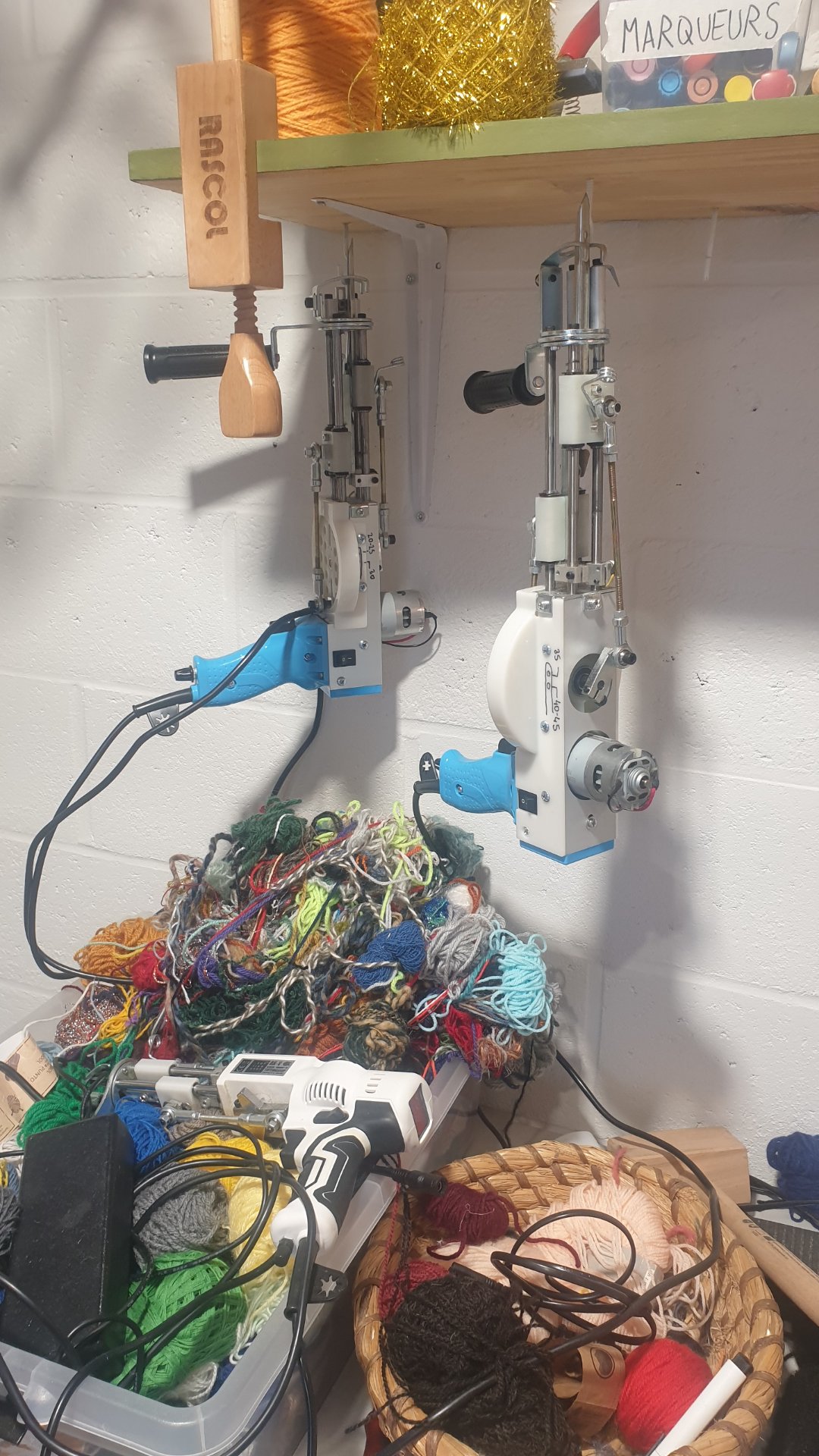 Découverte du matériel de création dans les espaces de la rue Wiertz. Ces machines à tufter permettent à l'artiste de donner vie à ses œuvres engagées. C'est grâce à ces outils puissants qu'elle tisse ses installations textiles mêlant enjeux écologiques, décoloniaux et féministes.

Photographie — Open Studio Day - ateliers créatifs de Kult Ixelles - Bruxelles ART Week, rue Wiertz 23