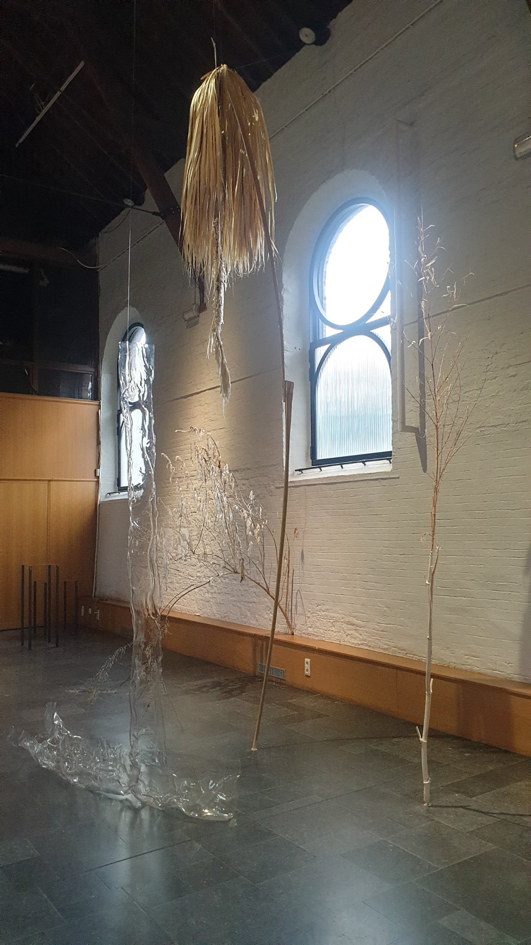 Photographie — Exposition Landslide à la Chapelle de Boondael : Art et scénographie à Ixelles, Centre d'Art de la Chapelle de Boondael

Aujourd'hui, je vous emmène dans un lieu chargé d'histoire à Ixelles : la superbe Chapelle de Boondael. Sous l'impulsion de Kult Ixelles, le lieu accueille en ce moment l'exposition 'Landslide'. J'ai adoré le contraste entre l'architecture classique de la chapelle et cette scénographie immersive, faite de branches, de transparence et de matières organiques qui jouent avec la lumière des vitraux. J'ai utilisé mon application Here pour documenter cette visite, depuis la façade extérieure jusqu'aux échanges passionnants à l'intérieur. Swipez pour découvrir cette belle parenthèse artistique !