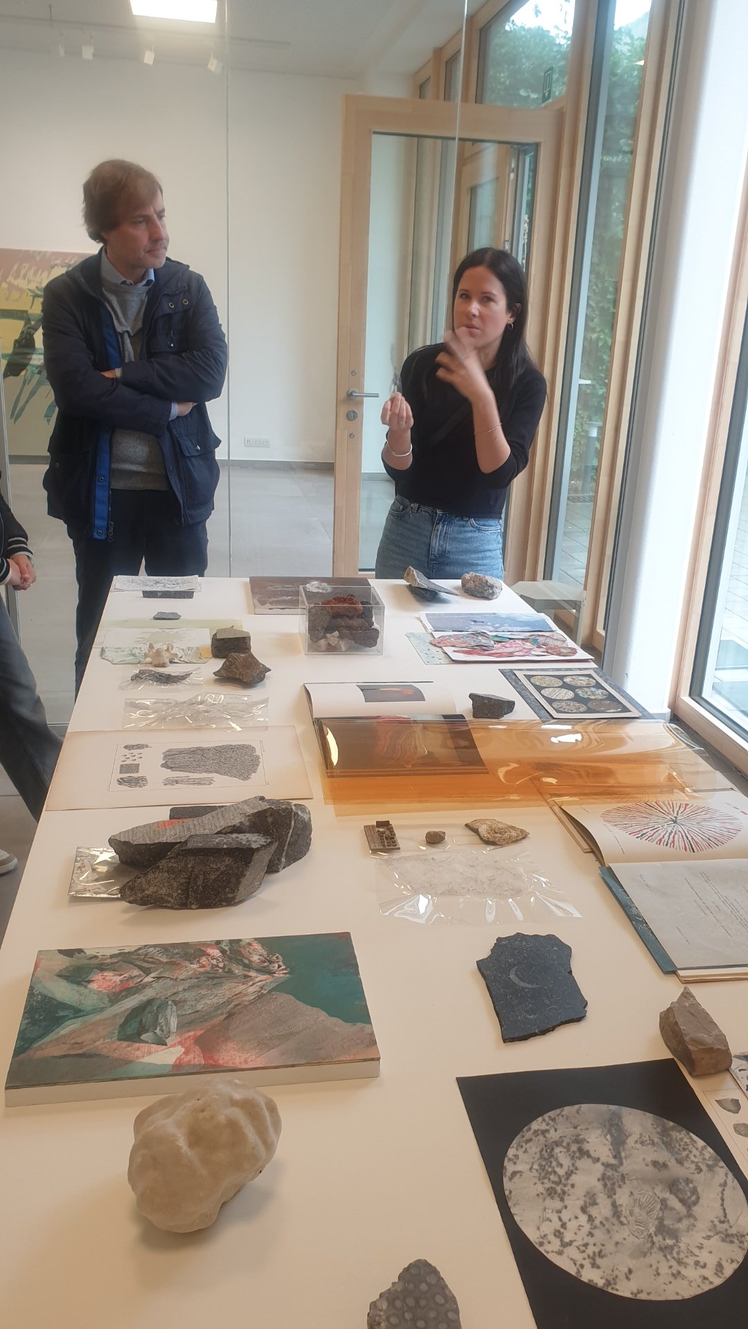 Hier, je suis allé à la KULT XL Expo d'Ixelles pour découvrir l'exposition 'Lithologies'. J'ai eu la chance d'y rencontrer l'artiste, Veronica de Giovanelli. Ce que j'ai retenu de notre échange m'a fasciné : son processus créatif imite la géologie de la Terre ! Ses immenses peintures à l'huile peuvent lui prendre jusqu'à 1 an de travail, car elle procède par couches, séchages et grattages, comme la sédimentation et l'érosion des sols. À travers ses toiles et ses pierres peintes, elle cherche à explorer la minéralité et à mettre en évidence l'empreinte laissée par la nature elle-même. J'ai adoré photographier sa table de recherches et les textures de ses œuvres. Voici quelques captures de cette belle rencontre minérale...

Photographie — Exposition « Lithologies » – Veronica de Giovanelli à KULT XL Expo | Ixelles