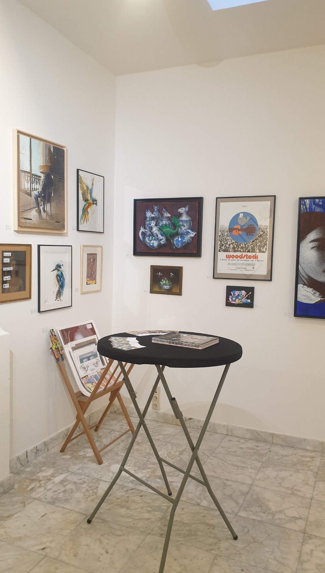 Si Zaza from Brussels met régulièrement en lumière des artistes lors d'événements temporaires (comme l'actuelle expo de Zariel), cette galerie d'art contemporain bruxelloise propose également une superbe exposition permanente. Cet aperçu de l'espace dévoile une sélection pointue d'œuvres éclectiques. Ce lieu atypique est mon coup de cœur du moment : son ambiance cosy invite à une véritable rencontre artistique avec les talents d'aujourd'hui.
Voir les liens utiles en bas de la description.

🔗 Pour aller plus loin et soutenir l'art local :
Découvrez le peintre Zariel (Benjamin Chaignon) : https://www.zariel.fr/
Le détail de l'exposition "FIAT LUX!" : https://dropmuse.art/evenement/fiat-lux-plongee-dans-le-multivers-de-lartiste-zar-zazafrombrussels-bruxelles-f92553
La fiche acteur culturel de Zaza from Brussels : https://dropmuse.art/acteur-culturel/zazafrombrussels
Suivre la galerie sur Instagram : https://www.instagram.com/zazafrombrussels/
Ne manquez pas la prochaine expo "The Working Dead" par Renier Semidey : https://dropmuse.art/evenement/the-working-dead-renier-semidey-zazafrombrussels-bruxelles-a9c827
Retrouvez toute l'actualité culturelle sur Dropmuse : https://dropmuse.art/

Photographie — Exposition "FIAT LUX!" - Plongée dans le Multivers de l'artiste Zariel au Zaza from Brussels - Bruxelles, ZazafromBrussels