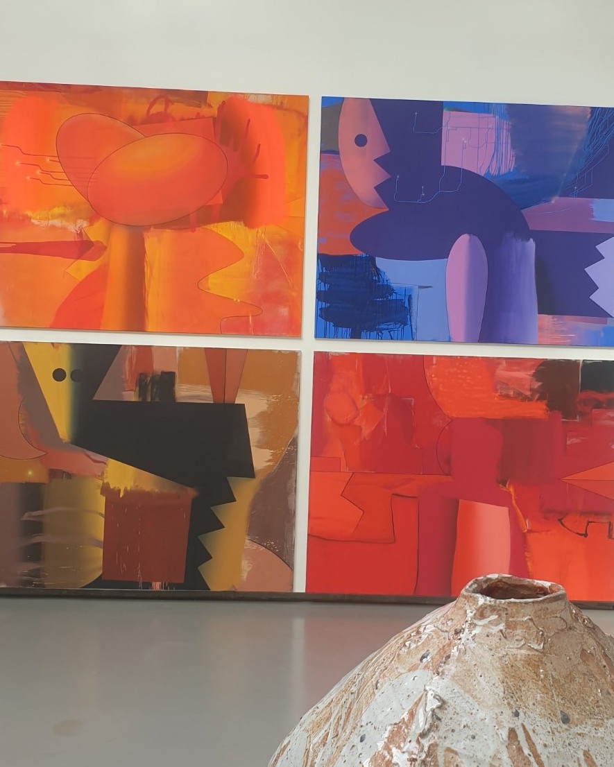 L'art de la composition par Julien Meert ! J'ai vraiment apprécié ses œuvres expressionnistes réunies ici en quatre panneaux aux couleurs denses et flamboyantes (Acrylique, charcoal and graphite on canvas - Courtesy Sorry We're Closed). Au sein de la scénographie de la Fondation Hermès, ses toiles dialoguent magnifiquement avec la rugosité de la céramique et du bois.

📍 Retrouvez cet événement sur Dropmuse : https://dropmuse.art/evenement/ilemerfroid-with-richard-dewar-daniel-dewar-gregor-la-verriere-bruxelles-fe74f4
🏛️ Découvrez l'espace La Verrière : https://dropmuse.art/acteur-culturel/la-verriere
ℹ️ Le projet détaillé « Elle/Terre/Chaude » : https://www.fondationdentreprisehermes.org/fr/projet/elleterrechaude-la-verriere
🌐 Site officiel de la Fondation Hermès : https://www.fondationdentreprisehermes.org/fr

Photographie — Île/Mer/Froid with Richard Dewar, Daniel Dewar & Gregory Gicquel, Philippe Godderidge, Marianne Marić, Julien Meert - La verriere Bruxelles, La Verrière, Bruxelles