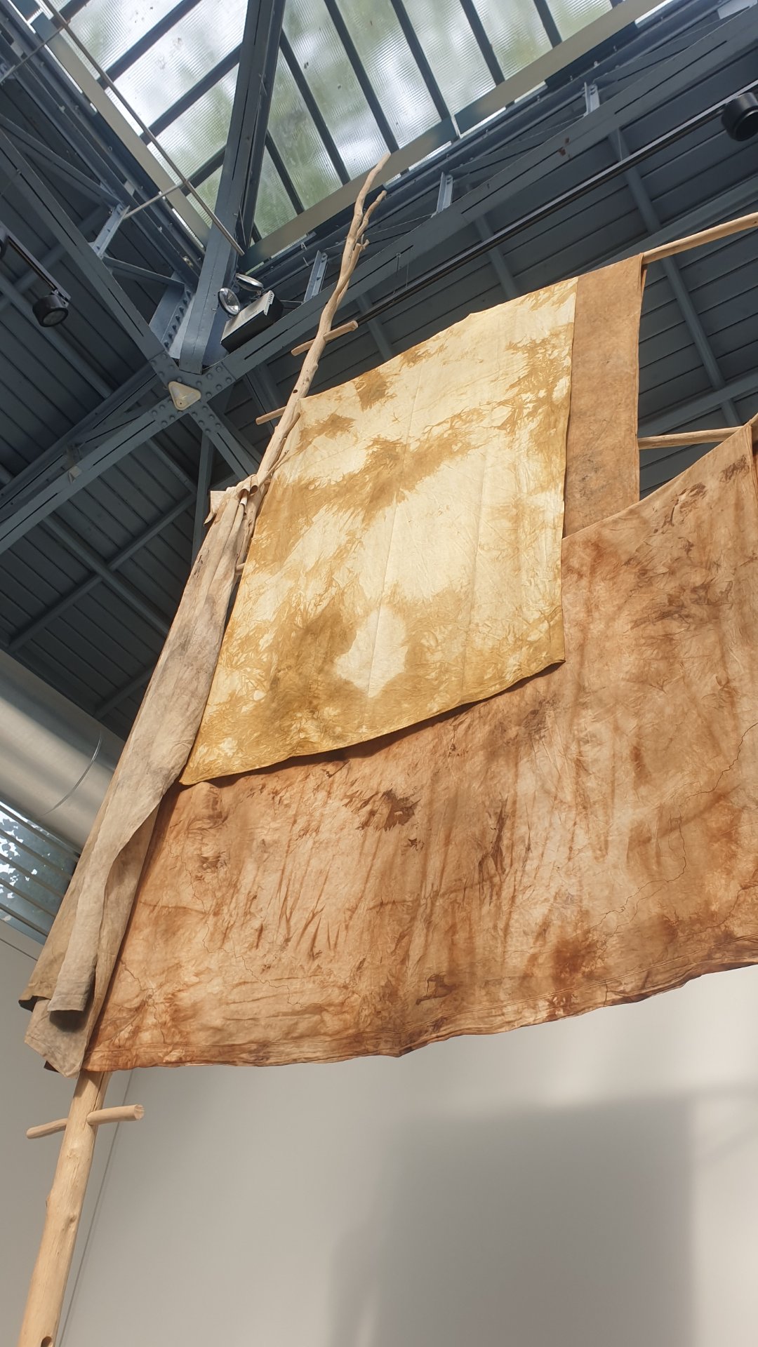 Gros plan sur l'imposante structure qui articule tout l'espace de La Verrière. Pour leur première exposition personnelle en Belgique, le duo français Île/Mer/Froid (Hugo Lemaire & Boris Geoffroy) a conçu un labyrinthe visuel associant bois, grès cru et draps teints. Une œuvre totale qui bouscule nos repères sensoriels.

📍 Retrouvez cet événement sur Dropmuse : https://dropmuse.art/evenement/ilemerfroid-with-richard-dewar-daniel-dewar-gregor-la-verriere-bruxelles-fe74f4
🏛️ Découvrez l'espace La Verrière : https://dropmuse.art/acteur-culturel/la-verriere
ℹ️ Le projet détaillé « Elle/Terre/Chaude » : https://www.fondationdentreprisehermes.org/fr/projet/elleterrechaude-la-verriere
🌐 Site officiel de la Fondation Hermès : https://www.fondationdentreprisehermes.org/fr

Photographie — Île/Mer/Froid with Richard Dewar, Daniel Dewar & Gregory Gicquel, Philippe Godderidge, Marianne Marić, Julien Meert - La verriere Bruxelles, La Verrière, Bruxelles