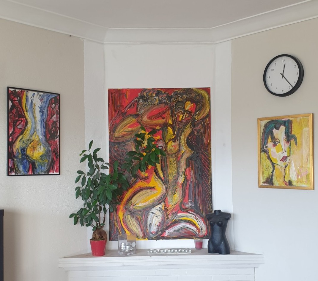 Dialogue entre les œuvres : L'espace de Jérôme Selosse se dévoile
Comment les œuvres habitent-elles l'espace ? Voici un bel aperçu de la scénographie consacrée à l'artiste Jérôme Selosse (https://dropmuse.art/artiste/jerome-selosse-artiste-numerique-dessinateur-bruxelles) au sein de sa propre galerie, SELOSSE ART.
Dans ce coin baigné de lumière, la grande toile centrale aux accents fauves dialogue avec une silhouette aux tons froids et un portrait énigmatique encadré de doré. Cette mise en espace met en valeur la diversité et la cohérence de l'univers foisonnant de l'artiste.
Venez découvrir cet accrochage harmonieux et l'ensemble de notre exposition collective à l'occasion du Parcours d'Artistes d'Ixelles.
📌 Toutes les informations sur l'événement :
https://dropmuse.art/evenement/exposition-collective-de-6-artistes-belges-a-ixelles-bruxelles-parcours-dartistes-2026-selosse-art-2
📍 Découvrir le lieu d'exposition :
https://dropmuse.art/acteur-culturel/selosse-art-centre-culturel-centre-bruxelles

Photographie — Exposition collective de 6 artistes belges à Ixelles, Bruxelles — Parcours d'Artistes 2026, SELOSSE ART — 22 avenue Armand Huysmans

#JeromeSelosse #ParcoursDartistes2026 #Ixelles #BruxellesArt #PeintureExpressive #SelosseArt #ArtBelge #ArtisteBruxellois #Dropmuse #ScenographieArt — Jérôme Selosse
