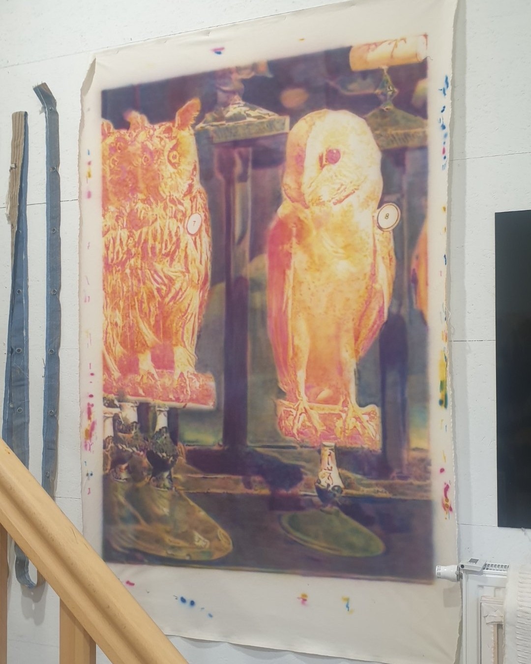 Gros plan sur ces toiles explorant les figures d'oiseaux. Inspiré par l'écholalie et la répétition du langage, l'artiste met en scène ces créatures capables de reproduire des sons, interrogeant la frontière entre nature, imitation et technologie dans son studio bruxellois.

Photographie — Open Studio Day - ateliers créatifs de Kult Ixelles - Bruxelles ART Week, rue Wiertz 23