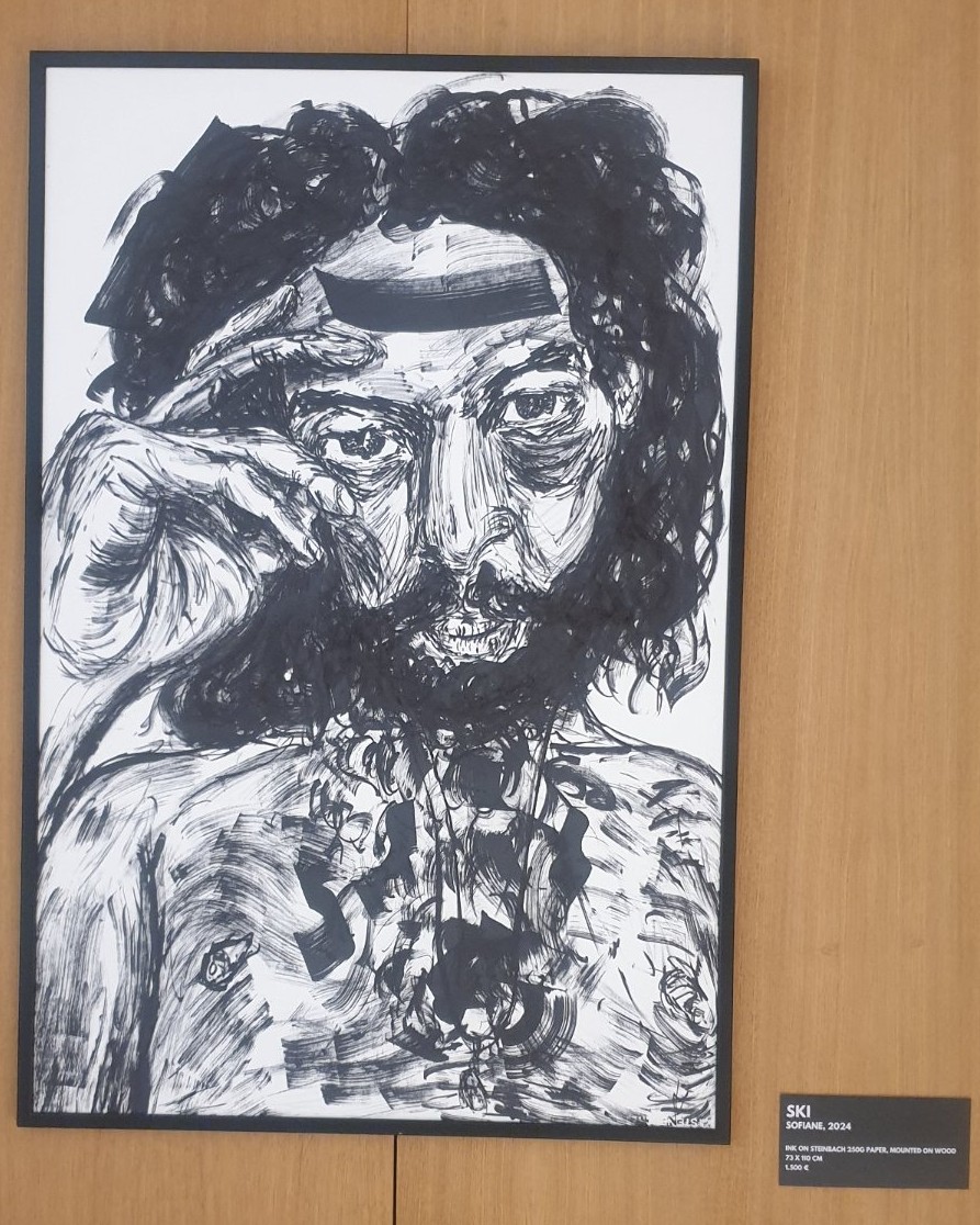 Photographie de l'œuvre expressionniste de SKI "Sofiane" — Parcours d artistes Etterbeek 2026, Centre administratif, Bruxelles

SKI est une artiste pluridisciplinaire qui se réapproprie les récits autour des
identités marginalisées — trop souvent réduites au silence, ignorées ou mal
représentées. À travers une approche à la fois audacieuse et introspective, elle
envisage la vulnérabilité comme une forme de force : un outil de réappropriation
et une source de puissance assumée, sans compromis.

https://artbyski.com/ — Jérôme Selosse
