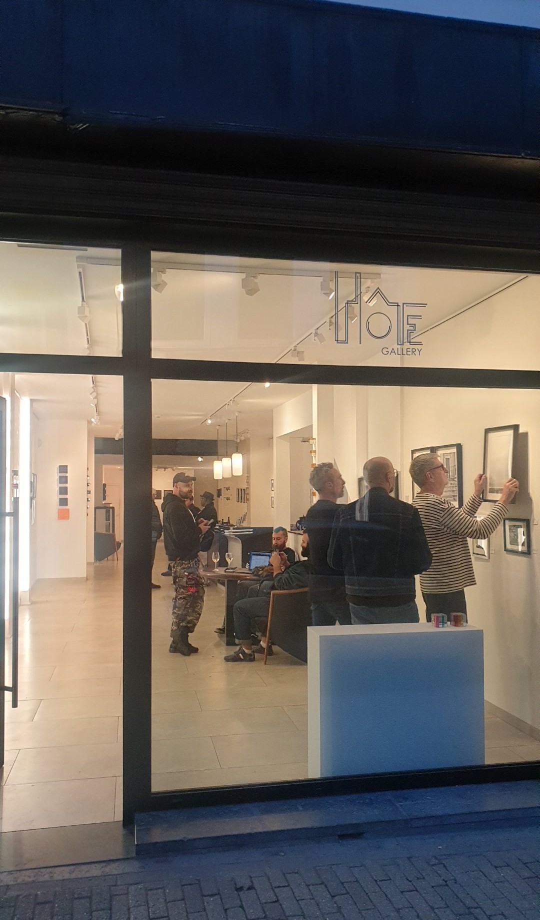Ambiance de nocturne à la Hôte Gallery, située au 203 rue Haute en plein cœur de Bruxelles. Le reportage photo réalisé par Jérôme Selosse pour Dropmuse commence ici, devant l'effervescence du vernissage de l'exposition "Copy/Paste". Ce bel espace d'art contemporain bruxellois accueille jusqu'au 2 novembre 2026 une exposition collective fascinante, mêlant les univers de la photographie et du collage. Un rendez-vous incontournable pour les amateurs de culture locale.
Voir les liens utiles en bas de la description.

Pour tout savoir sur l'exposition et les artistes :
Le reportage est signé Jérôme Selosse pour Dropmuse : https://www.dropmuse.art
Toutes les infos sur l'événement "Copy/Paste" (jusqu'au 2 novembre 2026) : https://dropmuse.art/evenement/copypaste-hote-gallery-203-rue-haute-1000-bruxelles
Découvrez le profil de l'artiste plasticien Eric Schmickrath : https://dropmuse.art/artiste/eric-schmickrath-plasticien-bruxelles
Suivez le travail photographique de Massimo Bortolini : https://www.instagram.com/bortolinimassimo/
Explorez l'univers de Radboud Kuypers : https://radboud.art

Photographie — Copy/Paste, Hôte Gallery, Bruxelles