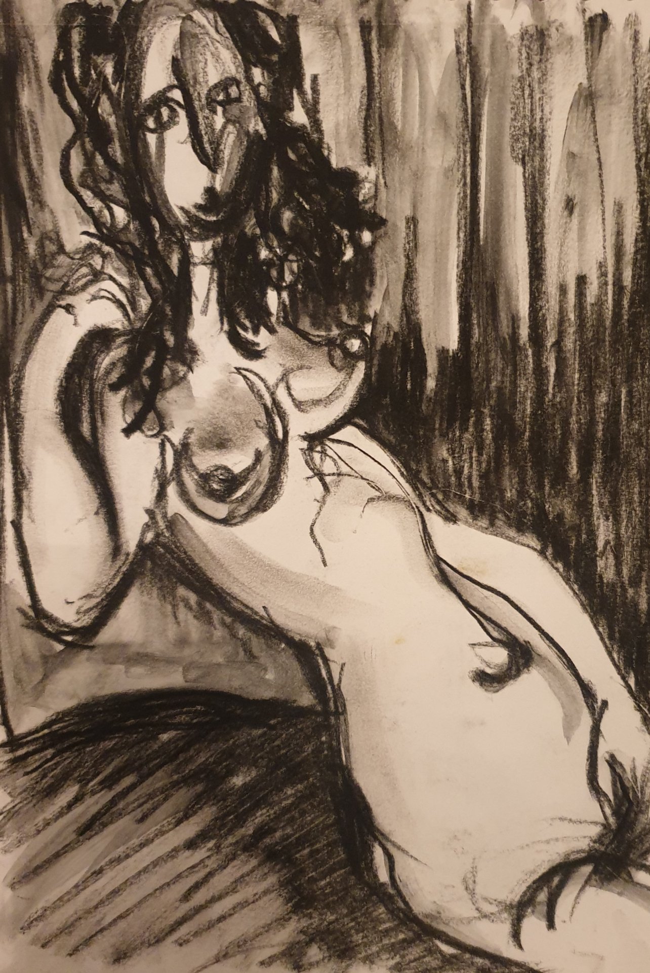 Nu assis au fusain de Jérôme Selosse, relecture de La Belle Romaine (1917) d'Amedeo Modigliani.

Réponse au fusain à La Belle Romaine : la femme assise, le bras ramené contre la poitrine, se dessine en noirs profonds et en frottis. Là où le tableau est lisse et doré, le dessin garde la trace de chaque passage du fusain.

À voir le vendredi 6 novembre 2026, de 18h à 22h, chez SELOSSE ART, 22 avenue Armand Huysmans, 1050 Ixelles — journée « Modigliani vs Selosse » du Parcours d'Artistes d'Ixelles. Entrée libre.

🎨 Jérôme Selosse sur DROPMUSE : https://dropmuse.art/artiste/jerome-selosse-artiste-numerique-dessinateur-bruxelles
🌐 Son site : https://www.selosse.art
📍 Parcours d'Artistes d'Ixelles 2026 : https://dropmuse.art/evenement/parcours-dartistes-dixelles-2026-ateliers-ouverts-creation-locale-ixelles-ixelles-bruxelles