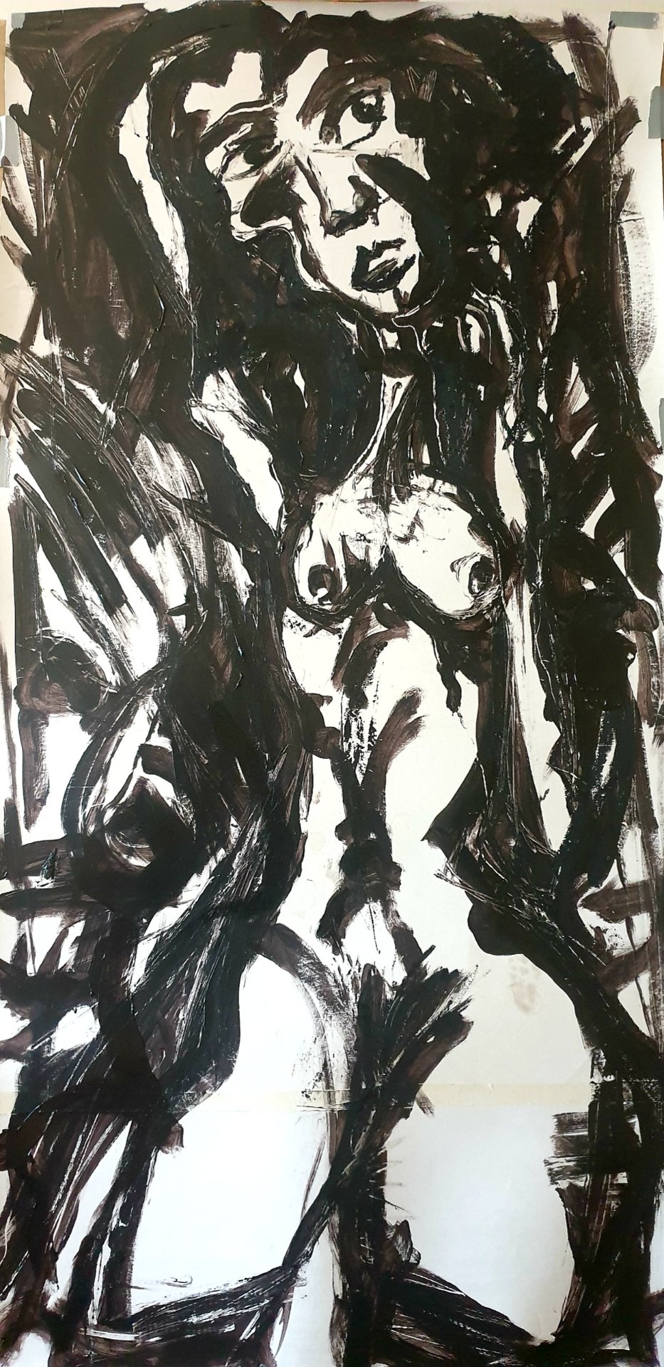 Nu debout aux bras relevés, grands coups de pinceau à l'encre noire par Jérôme Selosse.

Grands coups de pinceau à l'encre noire, papier blanc en réserve : le nu debout surgit d'un enchevêtrement de traits. Le visage creusé, les membres anguleux, la frontalité du corps prolongent la radicalité de Schiele.

À voir le samedi 7 novembre 2026, de 12h à 20h, chez SELOSSE ART, 22 avenue Armand Huysmans, 1050 Ixelles — journée « Schiele vs Selosse » du Parcours d'Artistes d'Ixelles. Entrée libre.

🎨 Jérôme Selosse sur DROPMUSE : https://dropmuse.art/artiste/jerome-selosse-artiste-numerique-dessinateur-bruxelles
🌐 Son site : https://www.selosse.art
📍 Parcours d'Artistes d'Ixelles 2026 : https://dropmuse.art/evenement/parcours-dartistes-dixelles-2026-ateliers-ouverts-creation-locale-ixelles-ixelles-bruxelles