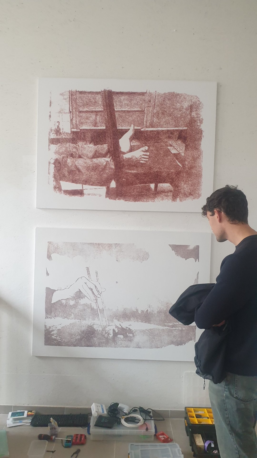 Découvrez les toiles grand format de Thy Nguyễn Trương Minh présentées lors du Open Studio Day de Kult Ixelles. Ce travail de vectorisation offre un rendu visuel unique où l'art numérique prend une dimension matérielle fascinante en plein coeur de la Bruxelles ART Week.

Photographie — Open Studio Day - ateliers créatifs de Kult Ixelles - Bruxelles ART Week, rue Wiertz 23