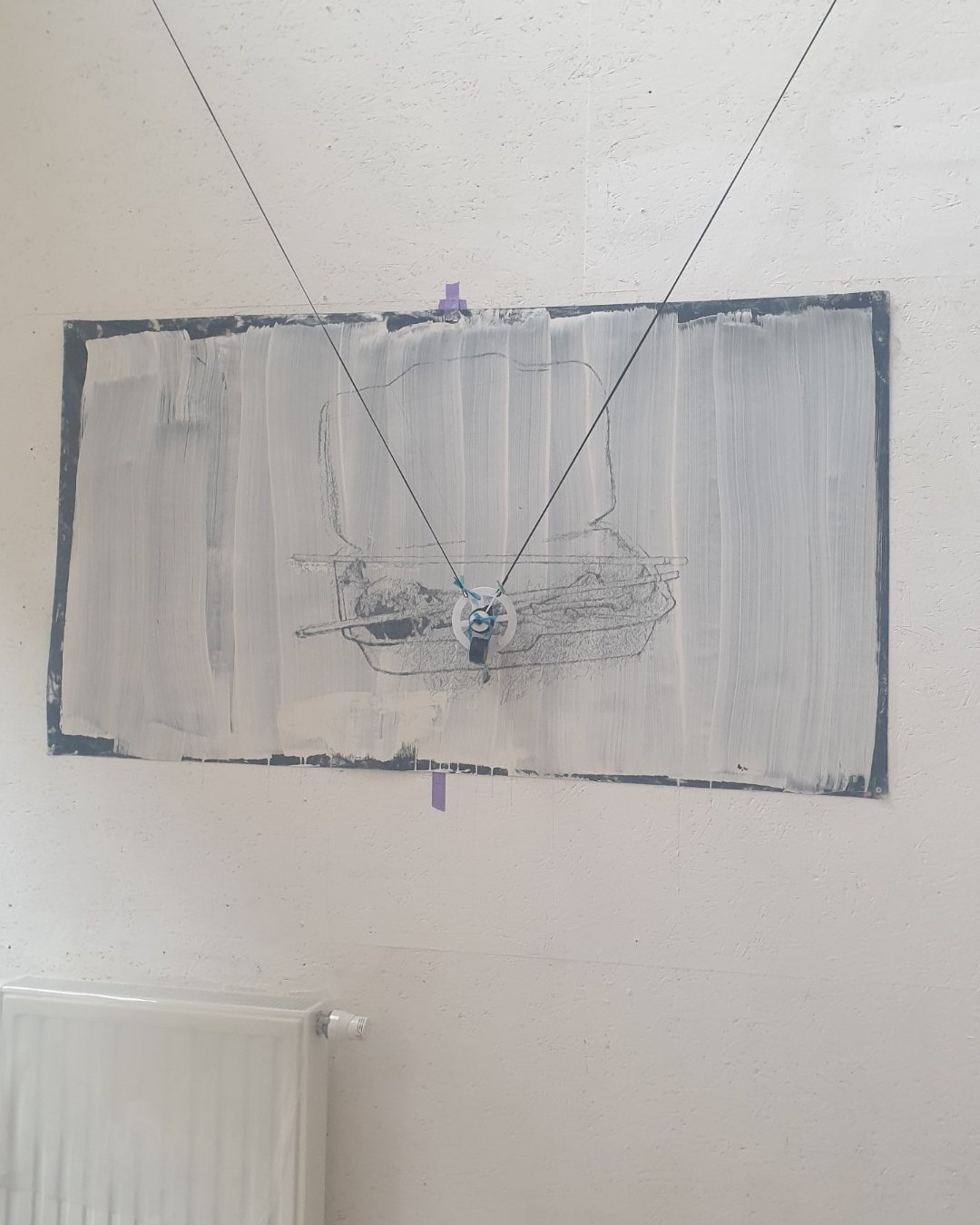 Vue d'ensemble du dispositif de dessin assisté par ordinateur. Des heures de travail autonome sont nécessaires à la machine pour achever cette œuvre générative, une fusion parfaite entre programmation et arts plastiques lors de cet Open Studio Day.

Photographie — Open Studio Day - ateliers créatifs de Kult Ixelles - Bruxelles ART Week, rue Wiertz 23