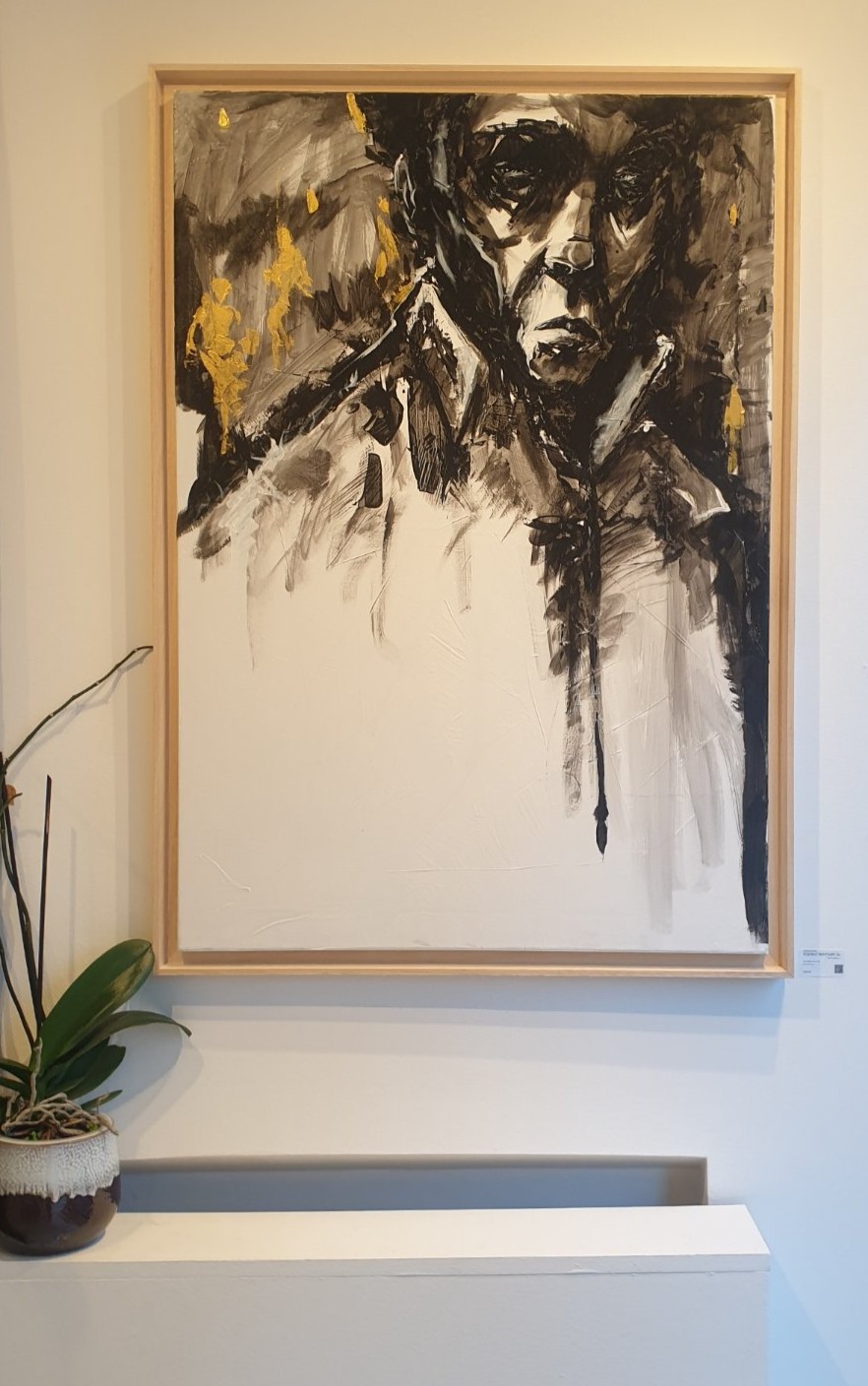 Détail de l'expression gestuelle de Benjamin Chaignon, alias Zariel. Les contrastes puissants de cette toile abstraite résonnent parfaitement dans l'espace intimiste de Zaza from Brussels. Ce reportage photo fut l'occasion d'un véritable coup de cœur pour cette petite galerie bruxelloise qui défend l'art contemporain avec ferveur. Une belle rencontre artistique au centre de Bruxelles.
Voir les liens utiles en bas de la description.

Pour aller plus loin et soutenir l'art local :
Découvrez le peintre Zariel (Benjamin Chaignon) : https://www.zariel.fr/
Le détail de l'exposition "FIAT LUX!" : https://dropmuse.art/evenement/fiat-lux-plongee-dans-le-multivers-de-lartiste-zar-zazafrombrussels-bruxelles-f92553
La fiche acteur culturel de Zaza from Brussels : https://dropmuse.art/acteur-culturel/zazafrombrussels
Suivre la galerie sur Instagram : https://www.instagram.com/zazafrombrussels/
Ne manquez pas la prochaine expo "The Working Dead" par Renier Semidey : https://dropmuse.art/evenement/the-working-dead-renier-semidey-zazafrombrussels-bruxelles-a9c827
Retrouvez toute l'actualité culturelle sur Dropmuse : https://dropmuse.art/

Photographie — Exposition "FIAT LUX!" - Plongée dans le Multivers de l'artiste Zariel au Zaza from Brussels - Bruxelles, ZazafromBrussels