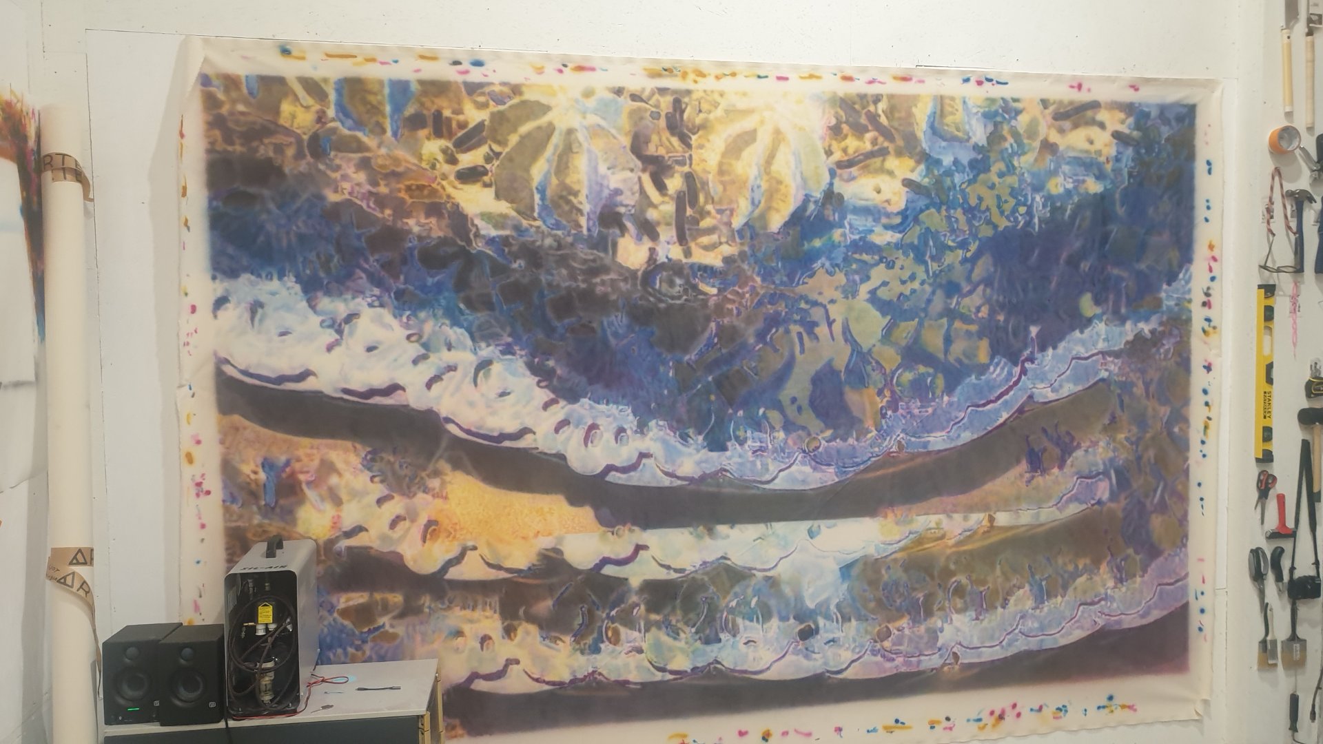 Vue sur cette impressionnante composition peinte à l'aérographe sur une toile de coton non apprêtée. Fixée à même le mur sans châssis rigide, cette œuvre monumentale s'enroule en quelques secondes pour voyager facilement au gré de ses résidences internationales.

Lors du Open Studio Day de la Brussels ART Week, ma visite de l'atelier de Siemen Van Gaubergen au 23 rue Wiertz à Ixelles a pris une dimension encore plus forte en découvrant son parcours.
Artiste visuel issu du design graphique et fondateur d'Aluba Press, Siemen développe un travail fascinant autour de la dyslexie, de la porosité du langage et de l'intelligence artificielle. Pour ses séries, il utilise des générateurs d'images comme Dall-E pour créer des variations visuelles à partir de mots, qu'il transpose ensuite manuellement sur de grands formats.
Pendant notre échange, il m'a expliqué son rapport très pragmatique et nomade à la matière : ses toiles sont en coton brut, non apprêté et sans châssis en bois. Cela lui permet d'appliquer ses couleurs à l'aérographe selon le principe de la quadrichromie d'imprimerie, puis de simplement rouler ses immenses peintures pour voyager d'une exposition à l'autre sans contrainte logistique. Des études chromatiques aux figures d'oiseaux symbolisant la répétition des mots, voici 5 images capturées avec Here pour vous faire découvrir cet artiste qui fait dialoguer le texte, le code et le tissu.

Photographie — Open Studio Day - ateliers créatifs de Kult Ixelles - Bruxelles ART Week, rue Wiertz 23