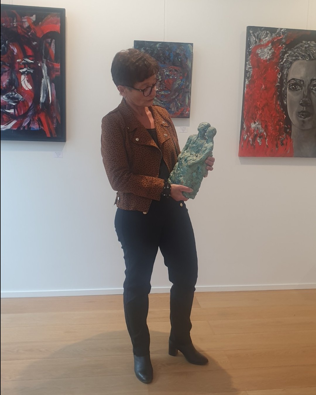 Instant capté sur le vif par Jérôme Selosse : la sculptrice Sylviane Gaussin porte délicatement l'une de ses créations figuratives à la patine vert-de-gris représentant un couple de silhouettes enlacées. Au mur, les toiles vibrantes de Dalya Mesulam créent un dialogue complice. Un geste témoignant du rapport tactile, sensuel et intime de Sylviane avec la matière brute sculptée. Exposition à Woluwe-Saint-Pierre (Bruxelles).
Site officiel de Sylviane Gaussin : https://www.sylviane-gaussin.be/WP2/
Galerie Bruno Matthys : https://brunomatthys.art/artist/sylviane-gaussin/
Détails de l'exposition : https://dropmuse.art/evenement/sylviane-gaussin-et-dalya-mesulam-expo-peinture-et-sculpture-a-la-galerie-bruno-matthys-gallery-wolu
Instagram de Dalya Mesulam : https://www.instagram.com/simplydalya/

Photographie — Sylviane Gaussin et Dalya Mesulam - Expo peinture et sculpture à la galerie Bruno Matthys Gallery (Woluwe), Woluwe-Saint-Pierre