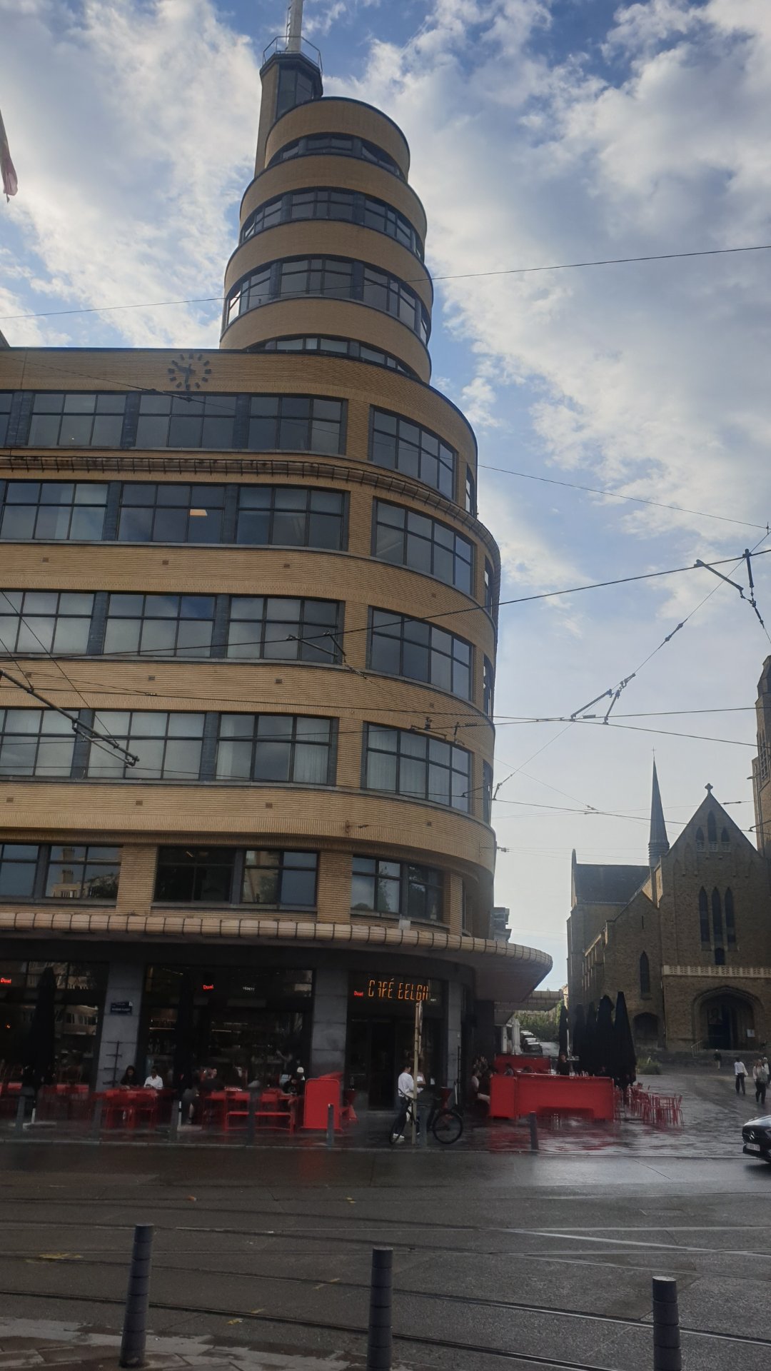 Photographie — Place Flagey: pakketboot en geluidsfabriek - Ixelles

Aujourd'hui, je vous emmène sur la Place Flagey à Ixelles pour admirer l'un de mes bâtiments préférés de la capitale ! Surnommé le 'Paquebot' pour son architecture Art Déco rappelant un navire, il est aussi connu comme 'l'usine à sons' (geluidsfabriek) car il abritait les anciens studios de la radio nationale, avec une acoustique mondialement réputée. J'ai sorti mon application Here pour vous ramener ces 4 clichés de ce géant de briques jaunes. Swipez pour découvrir les détails de ce navire urbain !