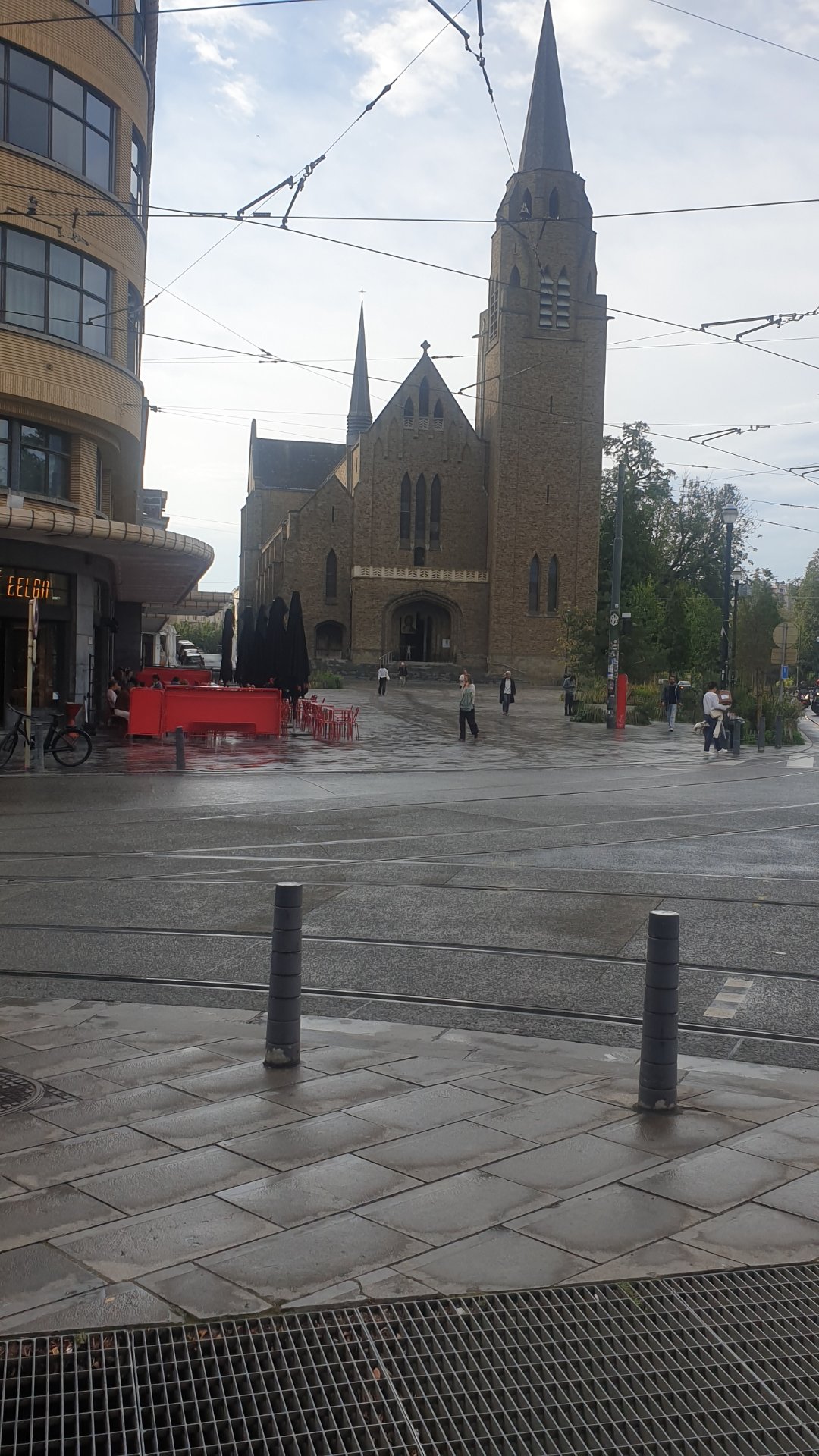 Photographie — Place Flagey: pakketboot en geluidsfabriek - Ixelles

Aujourd'hui, direction Ixelles pour une petite balade sur l'une des places les plus vivantes de Bruxelles : la Place Flagey ! J'ai sorti mon application Here pour capturer l'ambiance du lieu en 4 temps. Vous y découvrirez bien sûr un aperçu du mythique 'Paquebot' (le fameux bâtiment Flagey et son architecture Art Déco de briques jaunes), mais aussi l'effervescence de la place, son pôle culturel et la belle Église Sainte-Croix qui la borde. Swipez pour découvrir ce petit tour d'horizon bruxellois !