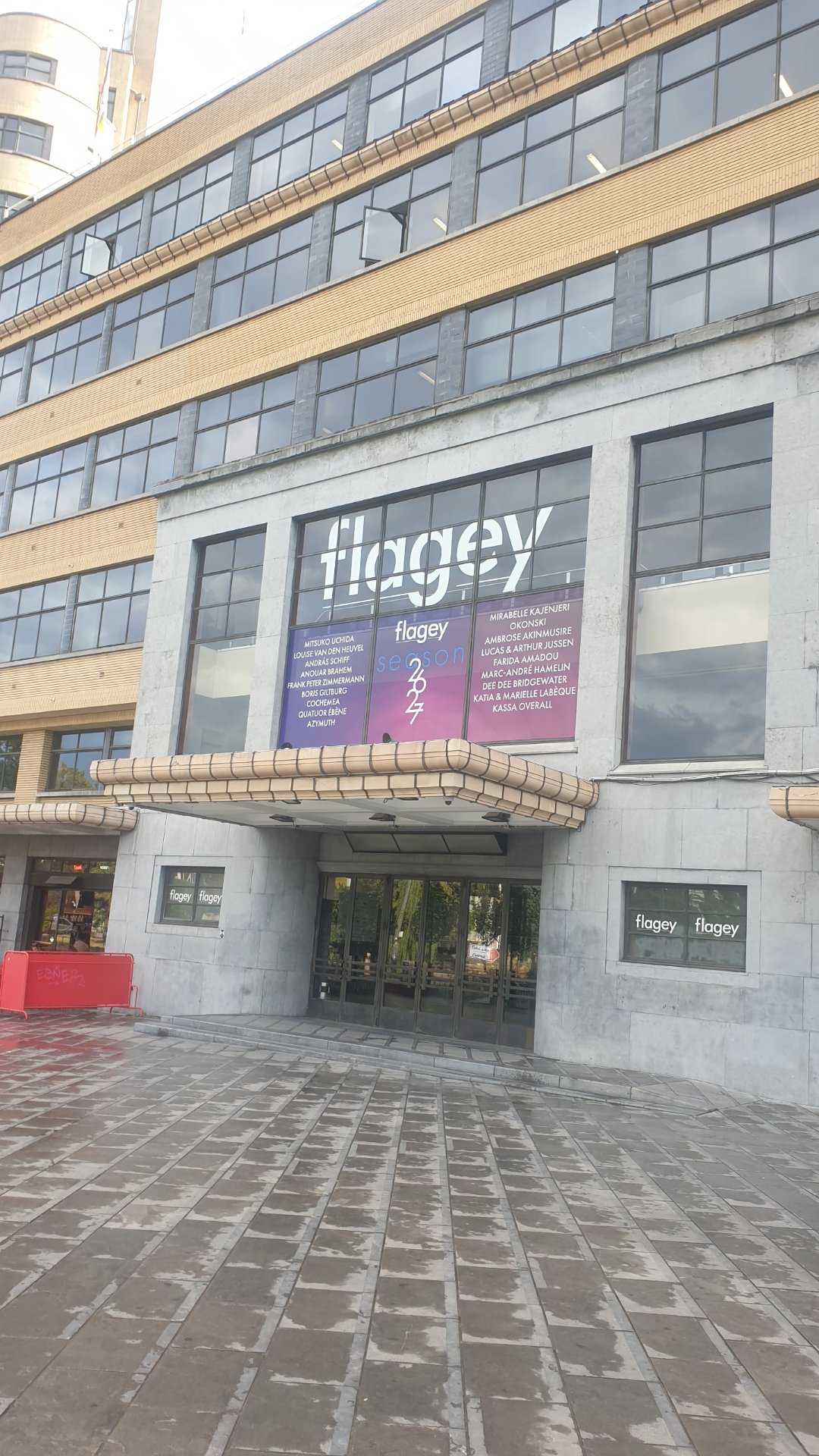 Photographie — Place Flagey: pakketboot en geluidsfabriek - Ixelles