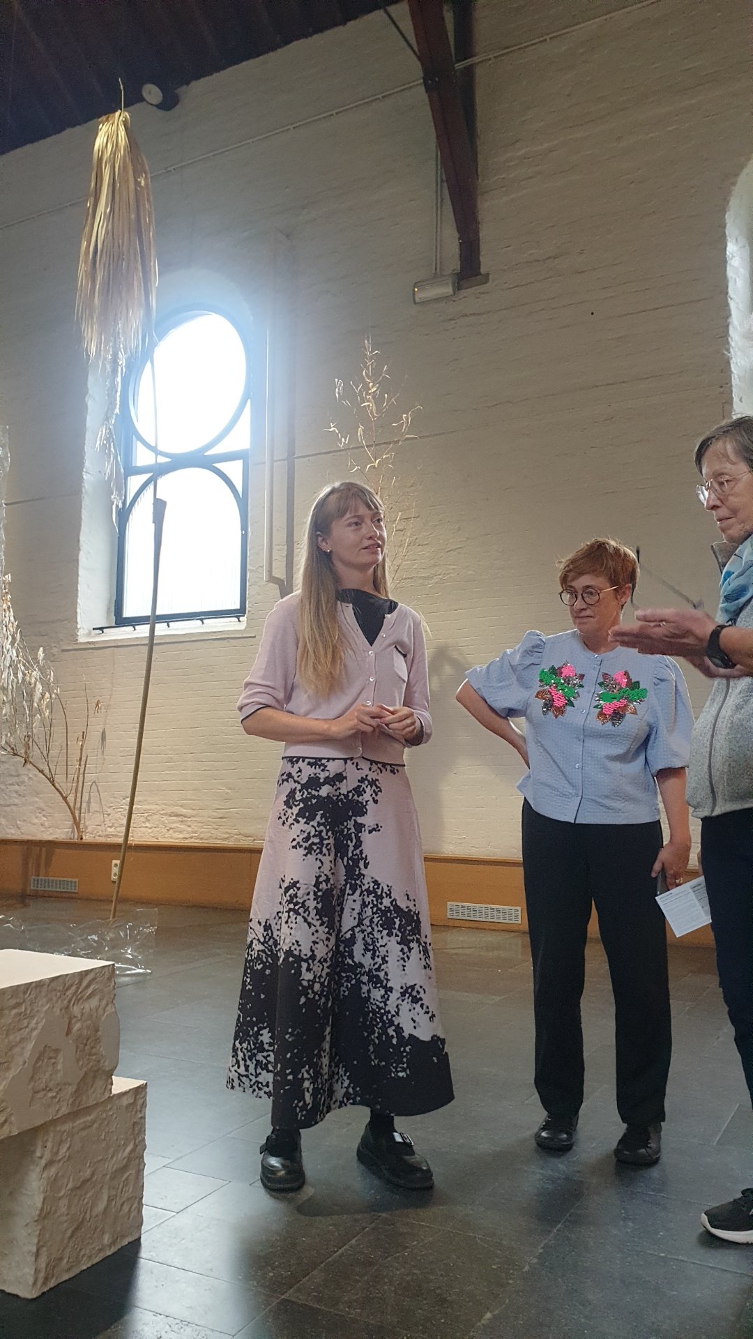 Agathe Bertin utilise l'argile et le plâtre comme médiums principaux de sa pratique, questionnant leurs relations aux éléments de construction. Travaillant sur les tensions entre espaces bâtis et naturels, ses œuvres consistent en des installations basées sur des prélèvements in-situ. Les récoltes d'empreintes et de minéraux font partie intégrante de ses recherches autour des déplacements de matières et d'éléments culturels, dits du "petit patrimoine" qui créent un territoire, façonné par le temps et les actions humaines.

Photographie — Exposition Landslide à la Chapelle de Boondael : Art et scénographie à Ixelles, Centre d'Art de la Chapelle de Boondael