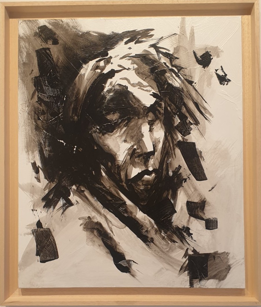 Superbe travail sur le clair-obscur et la texture. Ce portrait saisissant réalisé par le peintre Zariel fait partie intégrante de l'exposition "FIAT LUX!". C'est la force de la galerie Zaza from Brussels : offrir une vitrine à des œuvres d'une grande intensité dramatique. Ma visite et ma rencontre avec ce lieu d'art contemporain local furent un réel coup de cœur esthétique et humain.
Voir les liens utiles en bas de la description.

🔗 Pour aller plus loin et soutenir l'art local :
Découvrez le peintre Zariel (Benjamin Chaignon) : https://www.zariel.fr/
Le détail de l'exposition "FIAT LUX!" : https://dropmuse.art/evenement/fiat-lux-plongee-dans-le-multivers-de-lartiste-zar-zazafrombrussels-bruxelles-f92553
La fiche acteur culturel de Zaza from Brussels : https://dropmuse.art/acteur-culturel/zazafrombrussels
Suivre la galerie sur Instagram : https://www.instagram.com/zazafrombrussels/
Ne manquez pas la prochaine expo "The Working Dead" par Renier Semidey : https://dropmuse.art/evenement/the-working-dead-renier-semidey-zazafrombrussels-bruxelles-a9c827
Retrouvez toute l'actualité culturelle sur Dropmuse : https://dropmuse.art/

Photographie — Exposition "FIAT LUX!" - Plongée dans le Multivers de l'artiste Zariel au Zaza from Brussels - Bruxelles, ZazafromBrussels