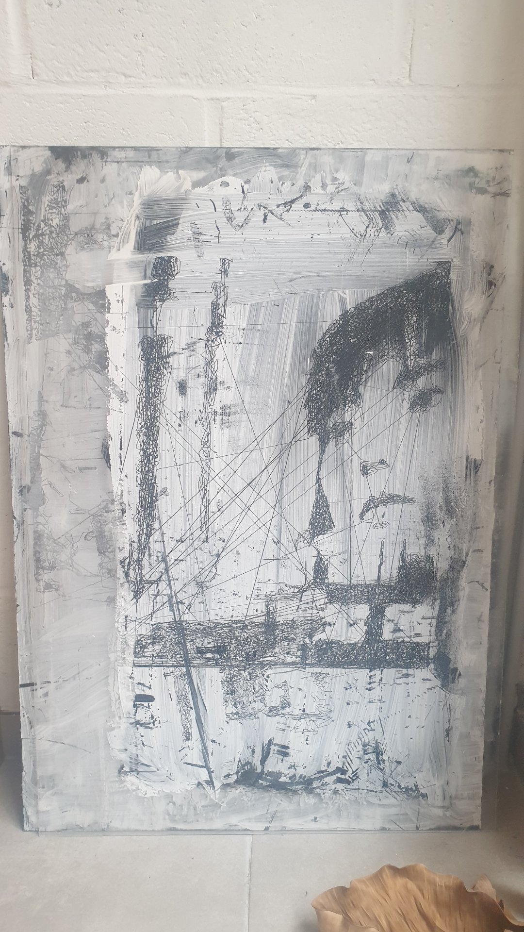 Détail d'un portrait réalisé par la machine traceuse de Thy Nguyễn Trương Minh. Le mélange entre la précision du code vectoriel et la friction physique du stylo sur la toile crée une esthétique texturée impressionnante à découvrir à Kult Ixelles.

Photographie — Open Studio Day - ateliers créatifs de Kult Ixelles - Bruxelles ART Week, rue Wiertz 23