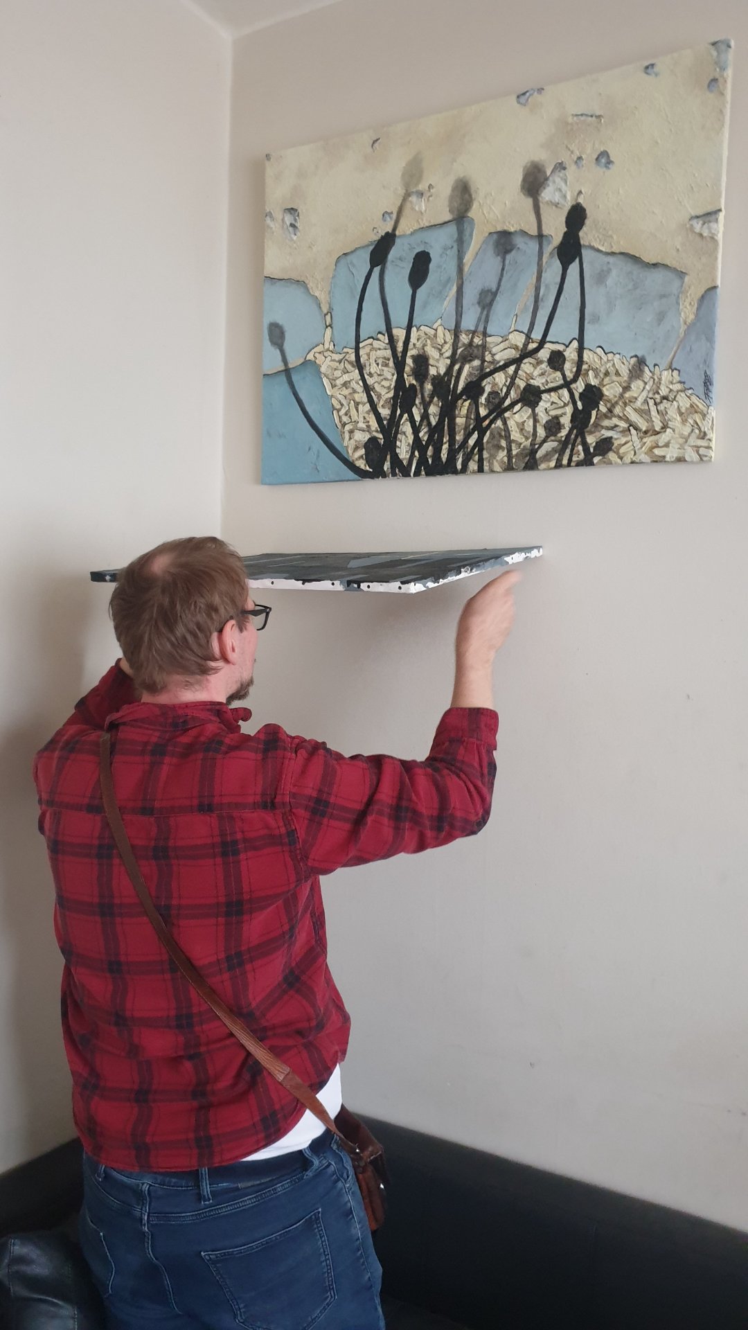 Derniers préparatifs avant l'ouverture du Parcours d'Artistes 2026
Le travail de l'ombre avant l'arrivée du public. L'artiste Raphaël van Keulen (https://dropmuse.art/artiste/vankeulenraphael) manipule avec soin l'une de ses toiles lors du montage de l'exposition collective chez SELOSSE ART à Bruxelles.
Cette immersion dans les coulisses vous donne un avant-goût de la synergie entre les 6 artistes belges qui investissent ce lieu culturel exceptionnel à l'occasion du Parcours d'Artistes d'Ixelles. Venez découvrir le résultat final de cette scénographie !
📌 Toutes les informations sur l'événement :
https://dropmuse.art/evenement/exposition-collective-de-6-artistes-belges-a-ixelles-bruxelles-parcours-dartistes-2026-selosse-art-2
📍 Découvrir le lieu d'exposition :
https://dropmuse.art/acteur-culturel/selosse-art-centre-culturel-centre-bruxelles

Photographie — Exposition collective de 6 artistes belges à Ixelles, Bruxelles — Parcours d'Artistes 2026, SELOSSE ART — 22 avenue Armand Huysmans — Jérôme Selosse