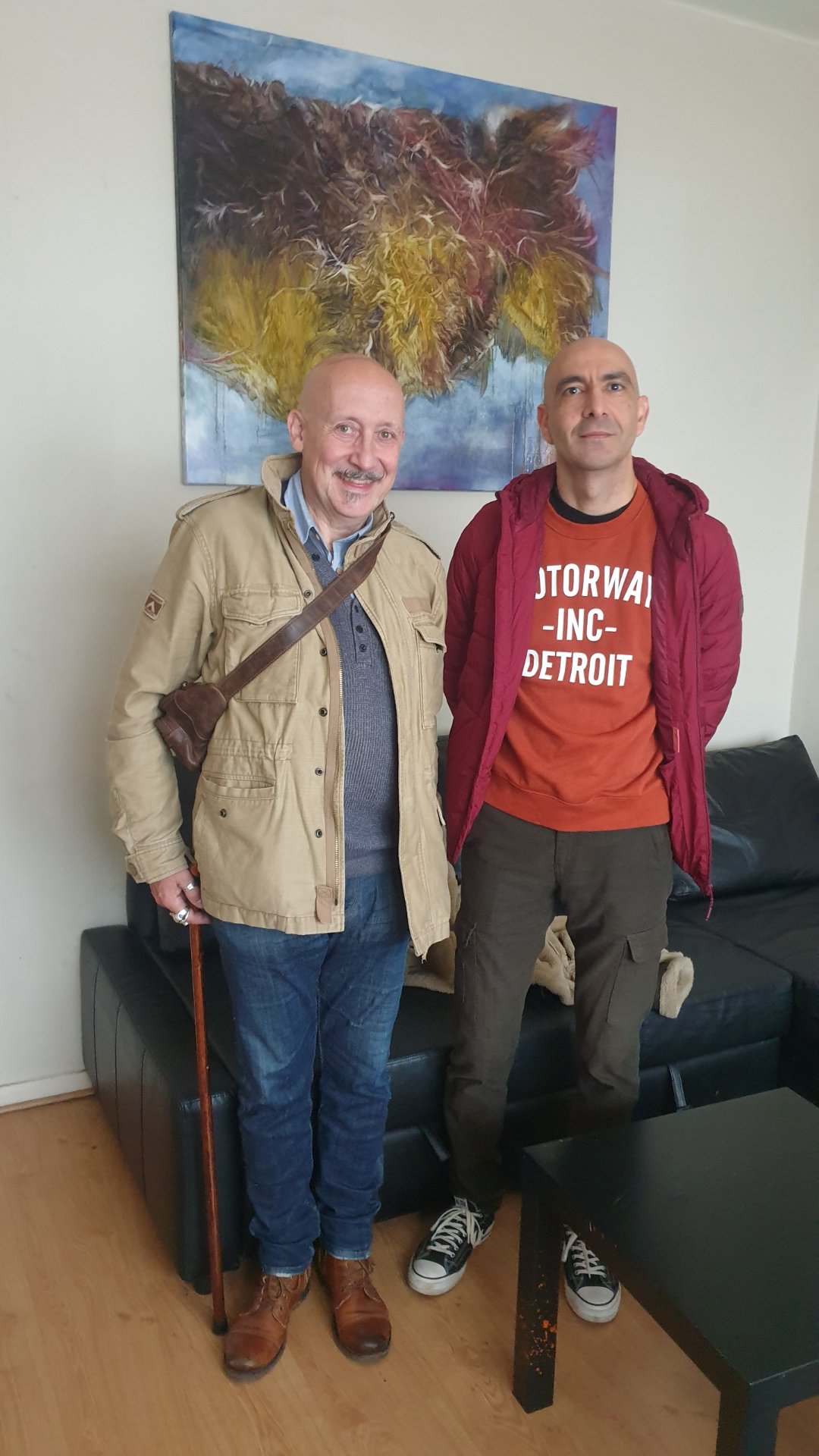 En coulisses du Parcours d'Artistes d'Ixelles 2026 : L'art prend place chez SELOSSE ART
Les préparatifs vont bon train au cœur de Bruxelles ! Sur cette image capturée lors de l'accrochage des œuvres, la complicité est au rendez-vous entre les artistes Txema Muñoz (https://dropmuse.art/artiste/txema-munoz) et Hicham MS (https://dropmuse.art/artiste/hichamms).
En arrière-plan, trônant déjà dans l'espace d'exposition, vous pouvez admirer une superbe toile aux textures et couleurs vibrantes, une création originale signée par l'artiste Hicham.
Cette rencontre s'inscrit dans le cadre d'un événement incontournable de la scène culturelle bruxelloise : une exposition collective de 6 artistes belges réunie spécialement pour le Parcours d'Artistes 2026.
L'événement se déroule dans le magnifique espace de SELOSSE ART, situé au 22 avenue Armand Huysmans à Ixelles. Une occasion unique de plonger dans l'univers de créateurs talentueux dans un cadre intimiste.
📌 Toutes les informations sur l'événement :
https://dropmuse.art/evenement/exposition-collective-de-6-artistes-belges-a-ixelles-bruxelles-parcours-dartistes-2026-selosse-art-2
📍 Découvrir le lieu d'exposition :
https://dropmuse.art/acteur-culturel/selosse-art-centre-culturel-centre-bruxelles

Photographie — Exposition collective de 6 artistes belges à Ixelles, Bruxelles — Parcours d'Artistes 2026, SELOSSE ART — 22 avenue Armand Huysmans — Jérôme Selosse