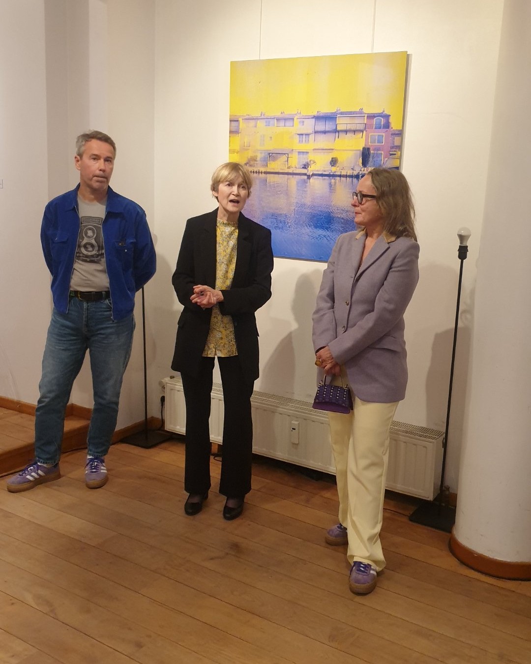 Moment fort du vernissage de l'exposition « Haz-Art & Imprévues » à Bruxelles : la présentation officielle des œuvres par la curatrice Emilie Kuczynska Vigalondo. Elle est ici entourée des artistes exposants Patrick Delcol et Joanna Jankowiak pour échanger avec le public sur "l'accident dans l'art". Un reportage exclusif pour revivre cet événement culturel bruxellois.
Retrouvez toutes les informations sur l'événement : https://dropmuse.art/evenement/haz-art-imprevues-art-base-bruxelles-e11c60
Découvrez le lieu de l'exposition : https://dropmuse.art/acteur-culturel/art-base et le site officiel https://www.art-base.be/

Photographie — Exposition « Haz-Art & Imprévues » - L'accident dans l'art à Art base Bruxelles - Bruxelles