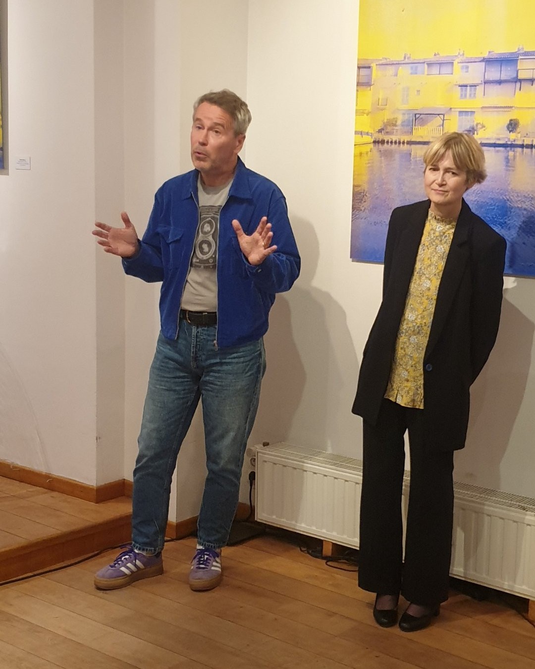 L'artiste Patrick Delcol s'adresse au public attentif de la galerie Art Base pour évoquer son travail, sous le regard bienveillant de la curatrice de l'exposition, Emilie Kuczynska Vigalondo. Une superbe soirée de rencontres artistiques au cœur de Bruxelles.

Suivez le travail de l'artiste : https://www.instagram.com/pat.delcol/
Retrouvez l'intégralité de ce reportage photo sur l'événement : https://dropmuse.art/evenement/haz-art-imprevues-art-base-bruxelles-e11c60
Lieu de l'exposition : https://dropmuse.art/acteur-culturel/art-base et https://www.art-base.be/

Photographie — Exposition « Haz-Art & Imprévues » - L'accident dans l'art à Art base Bruxelles - Bruxelles