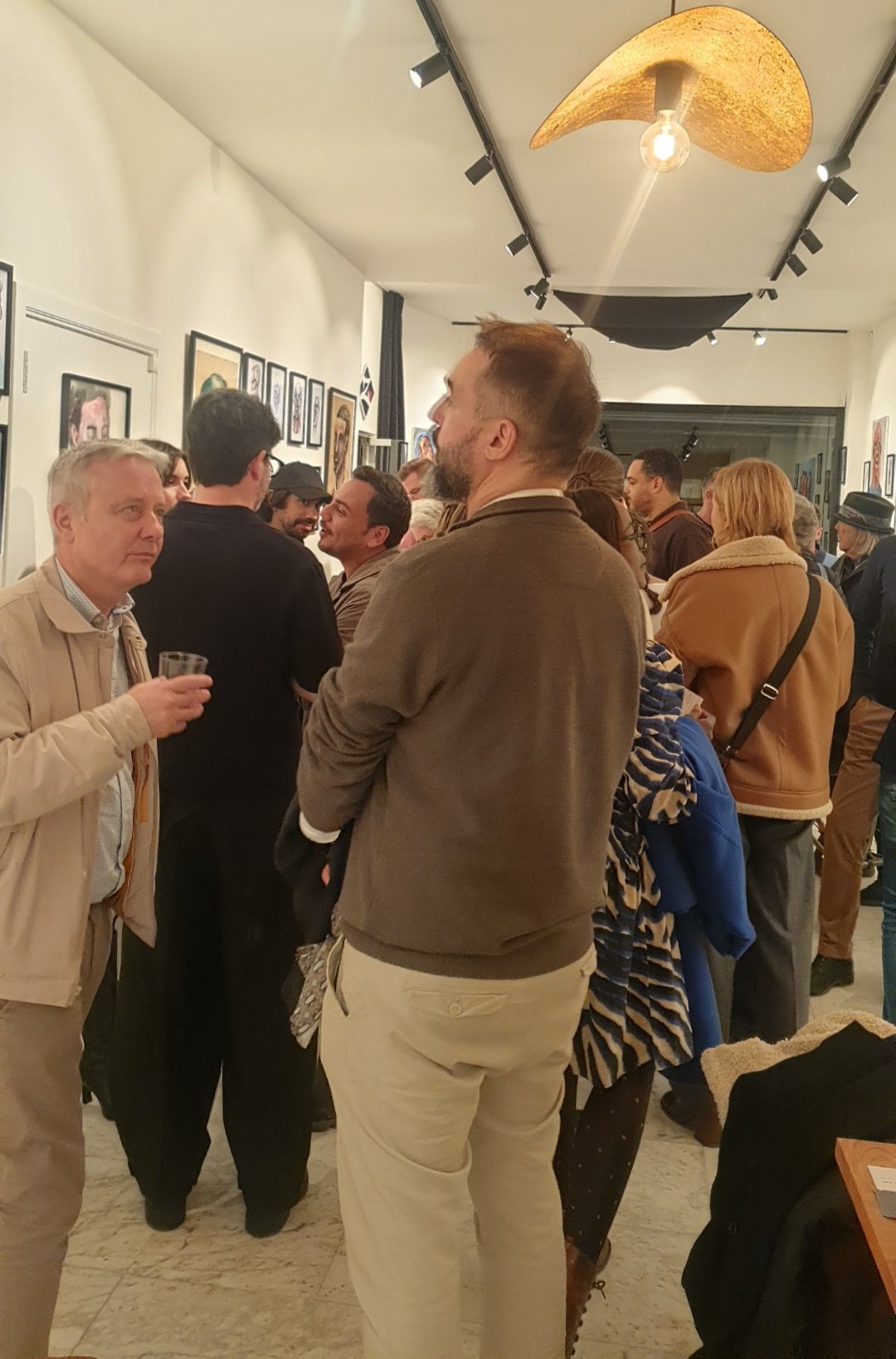 La galerie Zaza from Brussels pleine à craquer pour le vernissage de « The Working Dead » de Renier Semidey, le jeudi 29 octobre 2026.

Sous la grande suspension dorée, les invités se pressent entre les murs couverts de portraits. Amis, artistes, voisins et curieux : rue Blaes, un vernissage chez Zaza from Brussels se vit debout, au coude à coude, et c'est très bien comme ça.

« The Working Dead » de Renier Semidey, jusqu'au 15 novembre 2026 chez Zaza from Brussels, rue Blaes 122, 1000 Bruxelles (Marolles). Le mercredi de 11h à 18h, du jeudi au dimanche de 11h à 19h. Entrée libre.

Voir les liens utiles en bas de la description.

🔗 Pour aller plus loin et soutenir l'art local :
L'exposition « The Working Dead » de Renier Semidey : https://dropmuse.art/evenement/the-working-dead-renier-semidey-zazafrombrussels-bruxelles-a9c827
Renier Semidey sur Instagram : https://www.instagram.com/renier_del_mediodia/
La fiche acteur culturel de Zaza from Brussels : https://dropmuse.art/acteur-culturel/zazafrombrussels
Le site de la galerie : https://zazafrombrussels.com/
Suivre la galerie sur Instagram : https://www.instagram.com/zazafrombrussels/
La galerie sur Facebook : https://www.facebook.com/GalerieZazafromBrussels/
Retrouvez toute l'actualité culturelle sur DROPMUSE : https://dropmuse.art/