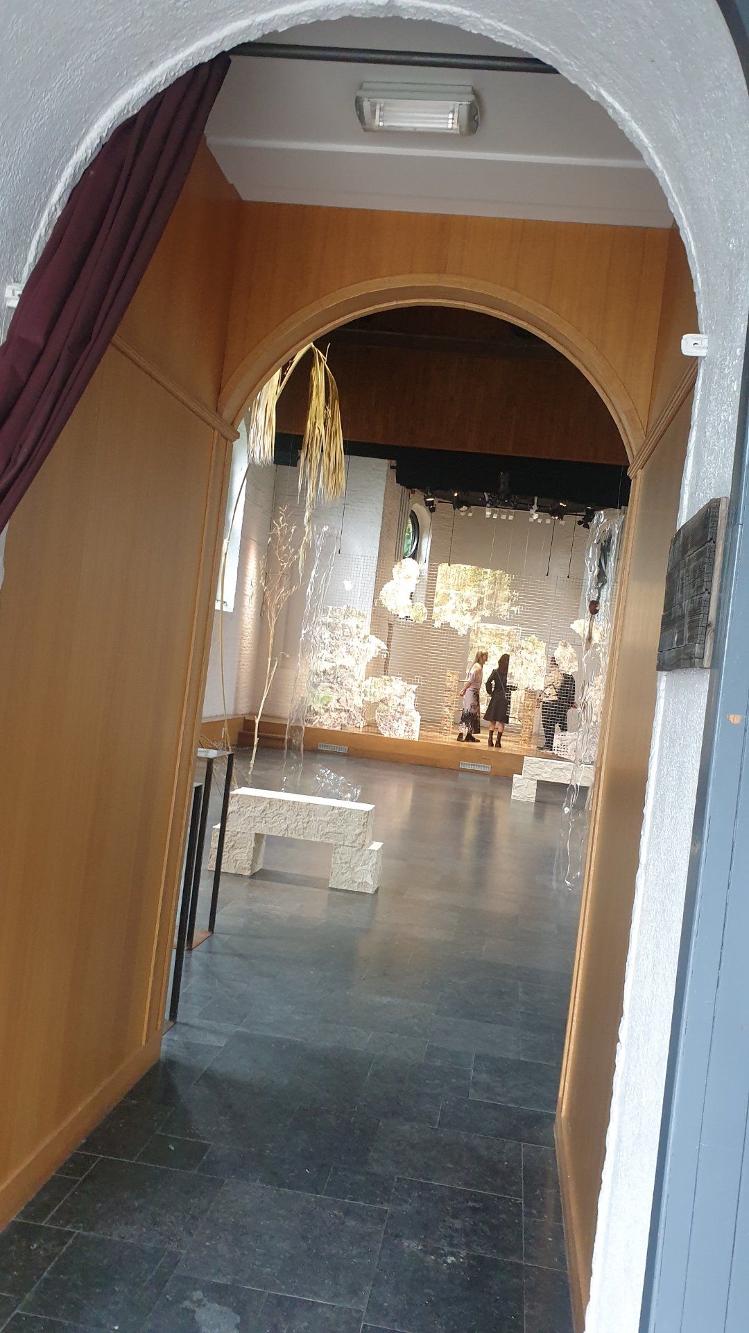 Photographie — Exposition Landslide à la Chapelle de Boondael : Art et scénographie à Ixelles, Centre d'Art de la Chapelle de Boondael