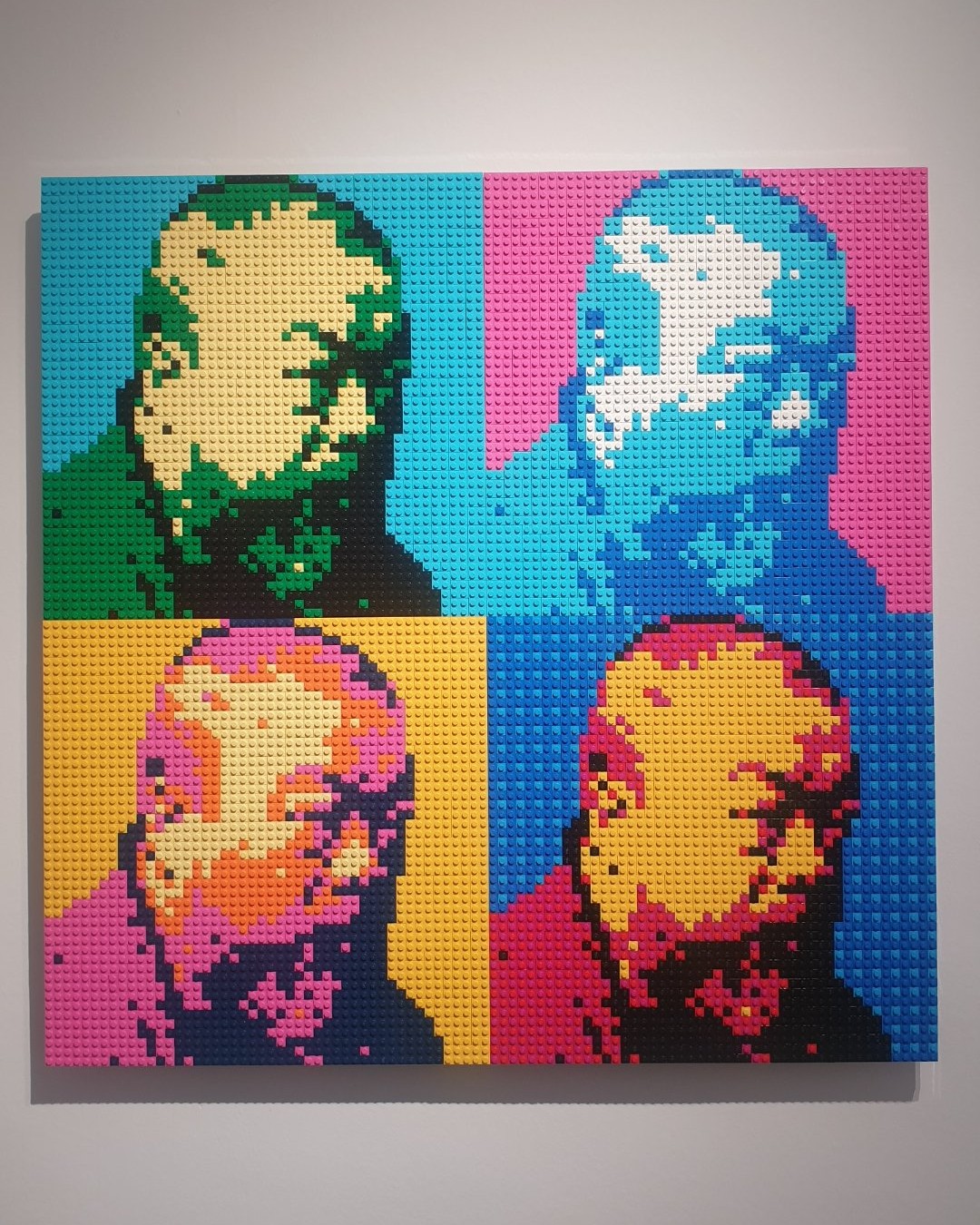 Angle resserré sur les variations chromatiques du polyptyque en Lego d'Ai Weiwei, révélant la puissance du regard frontal qui défie l’observateur. Chaque brique devient le fragment d'une résistance collective où le jeu d'enfant se transforme en manifeste pour la liberté d'expression. Cette dialectique plastique a nourri une riche discussion esthétique entre Jérôme Selosse, artiste peintre et dessinateur à Bruxelles ( https://dropmuse.art/artiste/jerome-selosse-artiste-numerique-dessinateur-bruxelles ) et l'artiste Txema Muñoz ( https://dropmuse.art/artiste/txema-munoz et https://texemamunoz.art ). Découvrez notre carnet de bord artistique et d'autres reportages exclusifs sur https://www.dropmuse.art

Photographie — Exposition Ai Weiwei - 'The Art of Defiance' - Patrick Derom Gallery Bruxelles