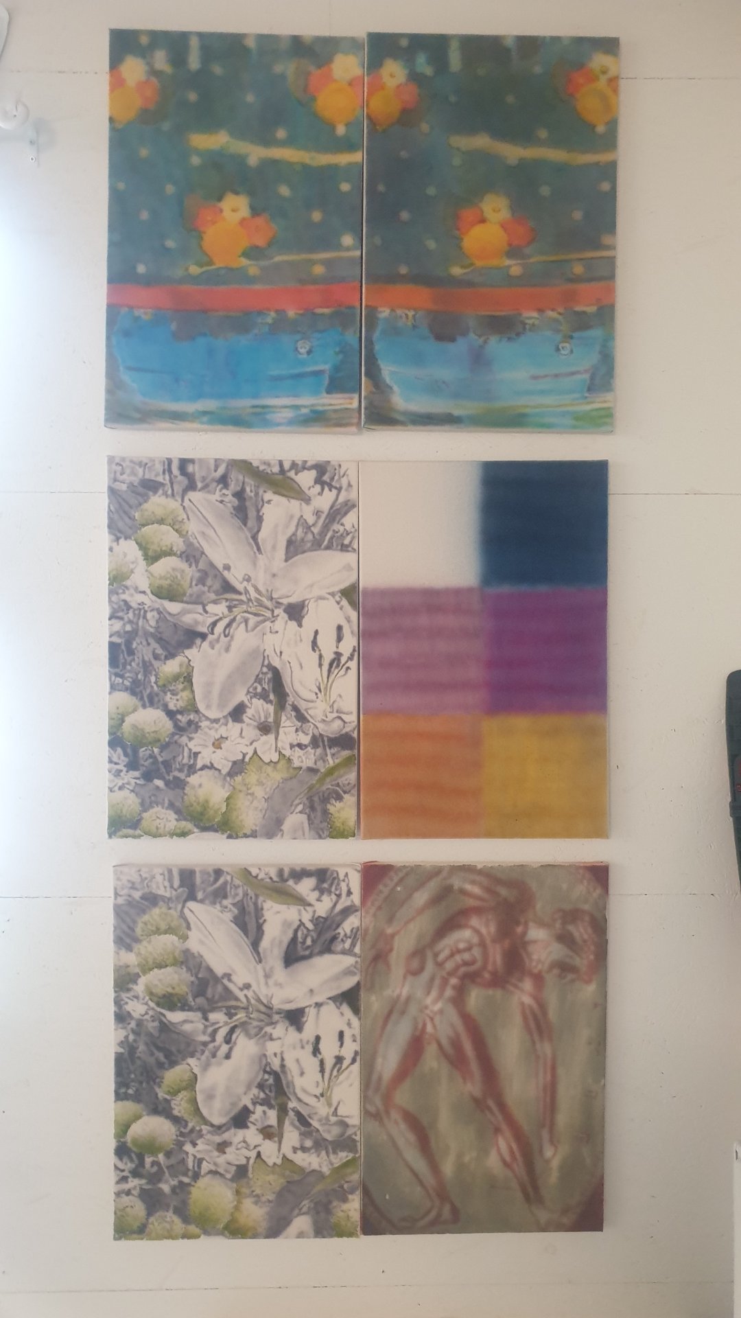 Au mur de l'atelier de Kult Ixelles, ces études révèlent le protocole de l'artiste. Designer graphique et éditeur chez Aluba Press, Siemen Van Gaubergen teste ses séparations de teintes cyan, magenta et jaune avant de les appliquer à l'aérographe sur ses toiles de coton brut.

Photographie — Open Studio Day - ateliers créatifs de Kult Ixelles - Bruxelles ART Week, rue Wiertz 23