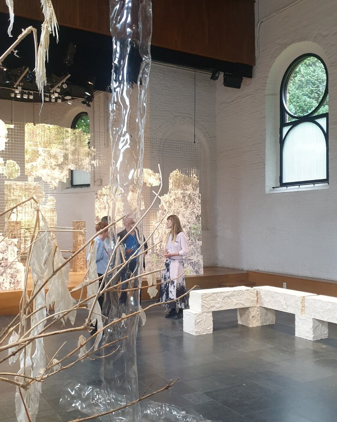 Agathe Bertin utilise l'argile et le plâtre comme médiums principaux de sa pratique, questionnant leurs relations aux éléments de construction. Travaillant sur les tensions entre espaces bâtis et naturels, ses œuvres consistent en des installations basées sur des prélèvements in-situ. Les récoltes d'empreintes et de minéraux font partie intégrante de ses recherches autour des déplacements de matières et d'éléments culturels, dits du "petit patrimoine" qui créent un territoire, façonné par le temps et les actions humaines.

Photographie — Exposition Landslide à la Chapelle de Boondael : Art et scénographie à Ixelles, Centre d'Art de la Chapelle de Boondael