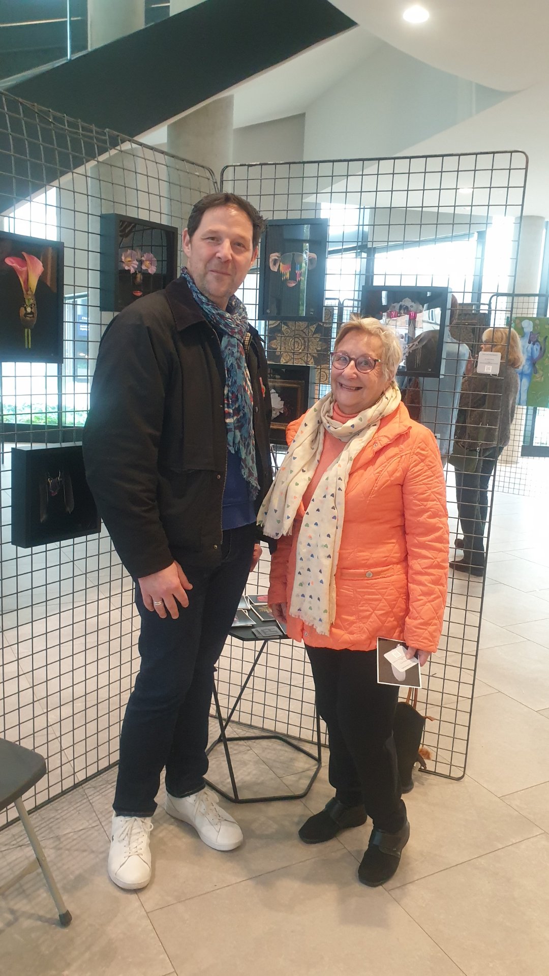 Photographie Eric Schmickrath lors de son exposition — Parcours d artistes Etterbeek 2026, Centre administratif, Bruxelles

La page Dropmuse de l'artiste: https://dropmuse.art/artiste/eric-schmickrath-plasticien-bruxelles

Les séries de l'artiste: Assemblages et collages Surréalistes 2026 https://dropmuse.art/serie/assemblages-et-collages-surrealistes-2026-eric-schmickrath-bruxelles