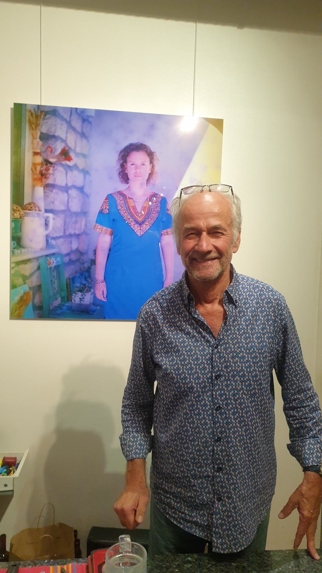 Un grand plaisir d'échanger avec Frans De Clercq, le fondateur et l'âme de la galerie Art Base, lors du vernissage de l'exposition « Haz-Art & Imprévues ». Toujours souriant et accueillant, il fait vivre avec passion ce superbe espace culturel bruxellois dédié à la création et aux rencontres artistiques. Un beau moment immortalisé par Dropmuse.

Retrouvez le reportage complet sur l'événement : https://dropmuse.art/evenement/haz-art-imprevues-art-base-bruxelles-e11c60

Découvrez l'espace culturel Art Base : https://dropmuse.art/acteur-culturel/art-base et le site officiel https://www.art-base.be/

Photographie — Exposition « Haz-Art & Imprévues » - L'accident dans l'art à Art base Bruxelles - Bruxelles